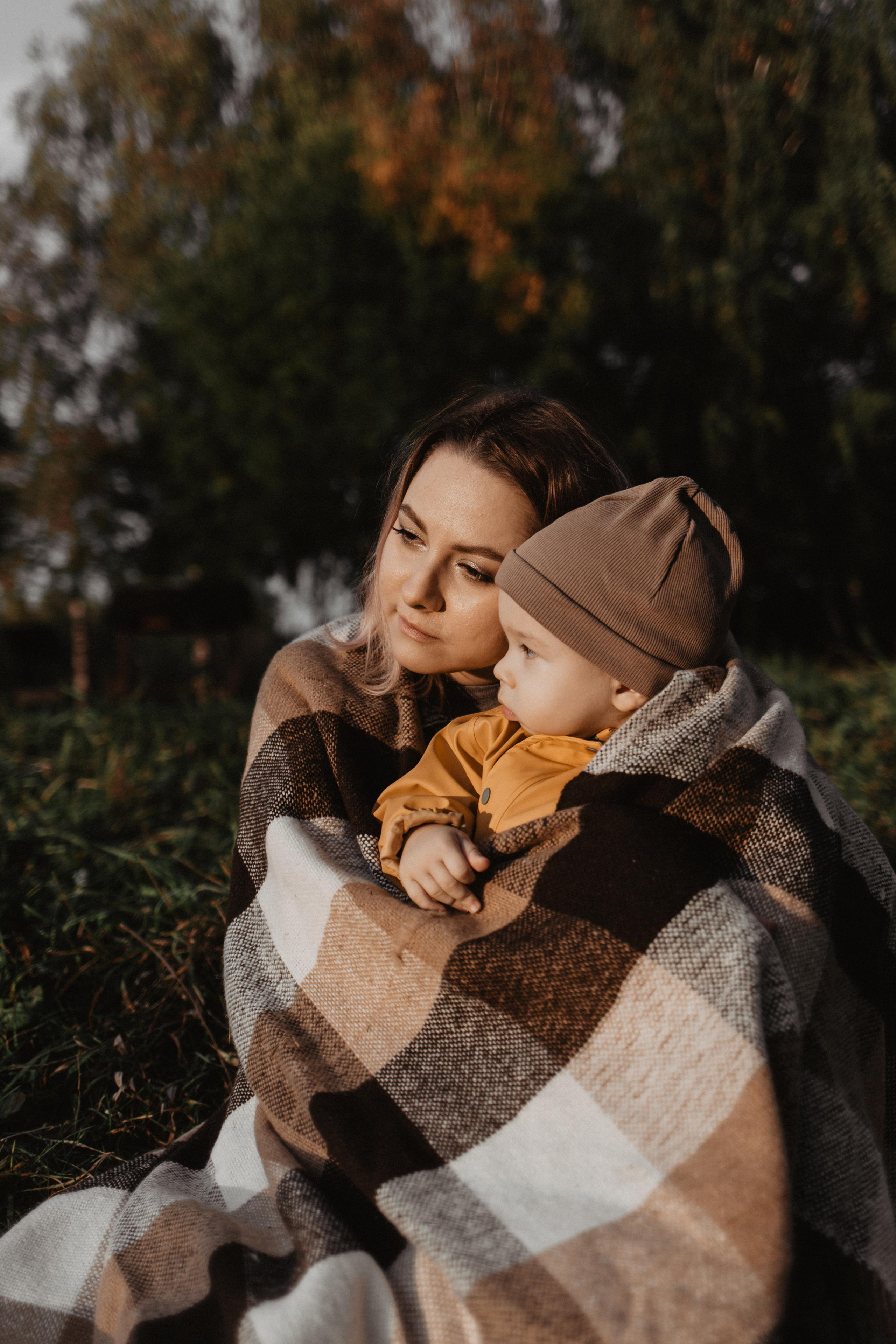 Семейная фотосессия в парке. Прогулочная фотосессия в Москве. Семейный фотограф. Фотосессия в Москве. Фотосессия в Видном. Фотограф Москва. Фотограф Видное. Свадебный и семейный фотограф. Душевный фотограф. Красивые фотографии прогулок. Заказать фотосессию. 