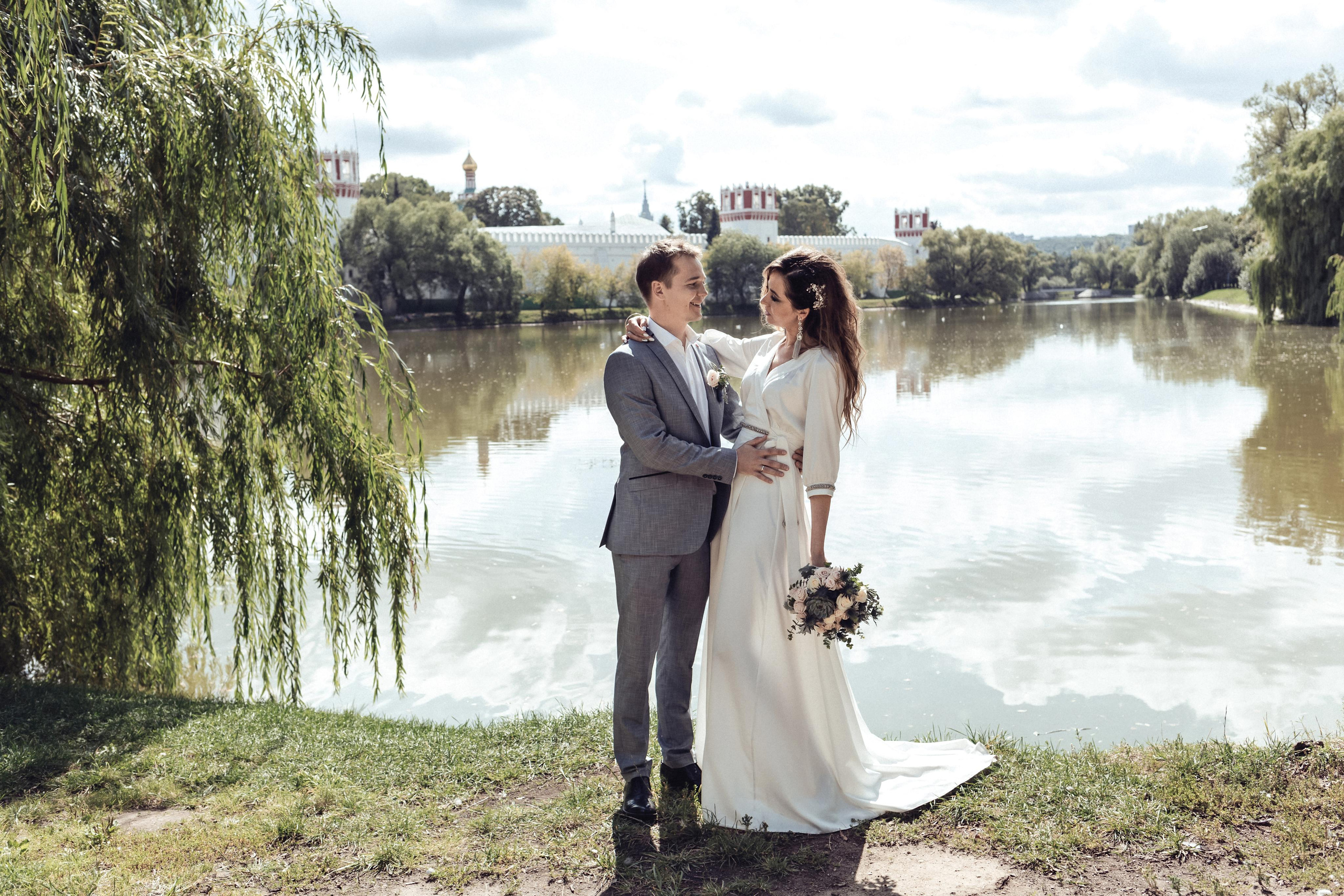 Свадебная фотосессия прогулки жениха и невесты в парке
