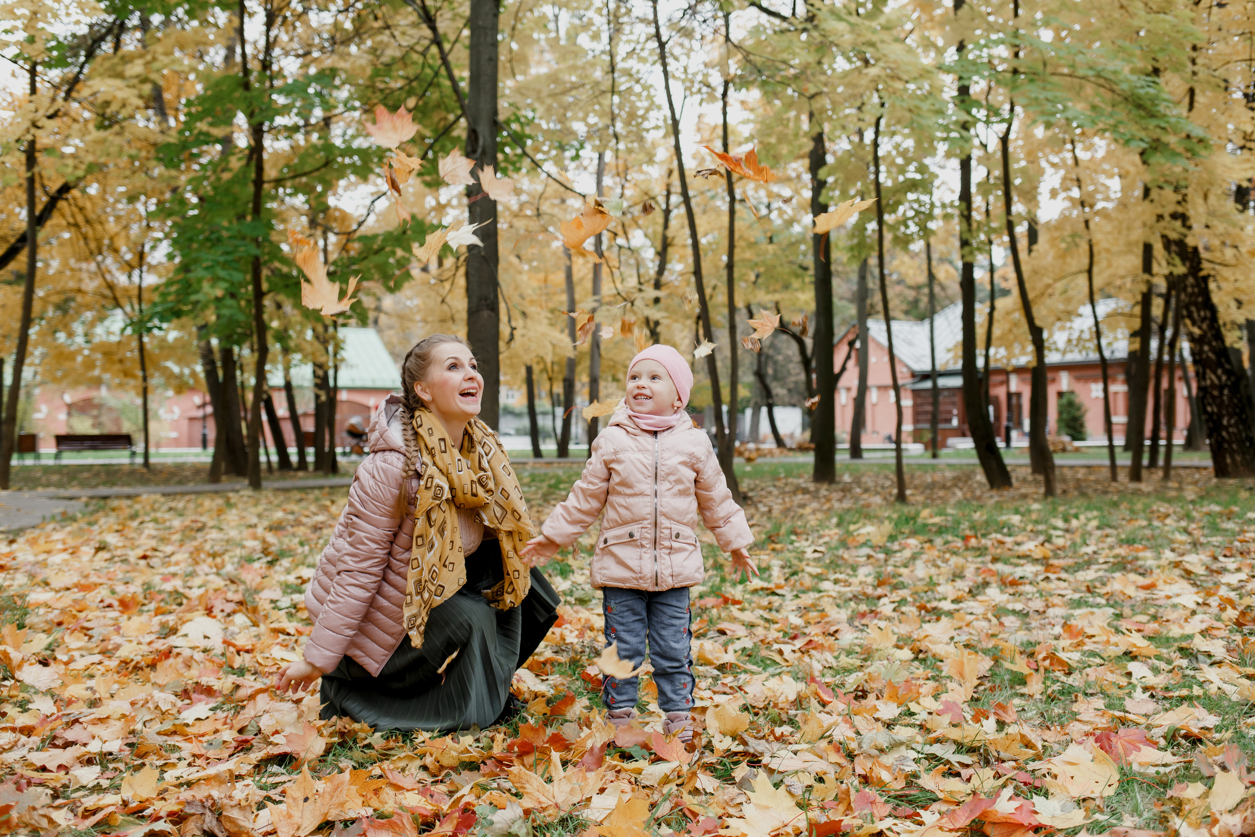 Семейная фотосессия в парке. Прогулочная фотосессия в Москве. Семейный фотограф. Фотосессия в Москве. Фотосессия в Видном. Фотограф Москва. Фотограф Видное. Свадебный и семейный фотограф. Душевный фотограф. Красивые фотографии прогулок. Заказать фотосессию. 
