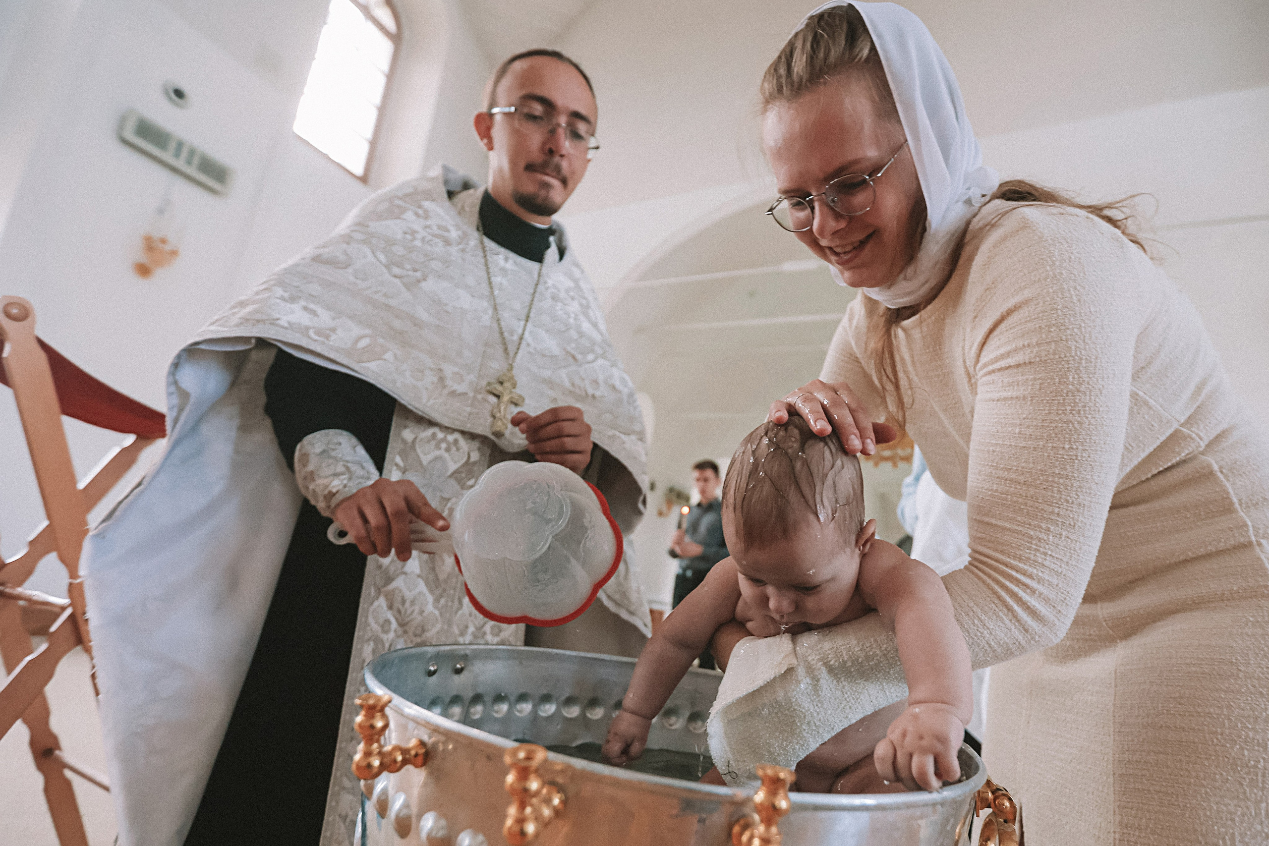 Крещение церковь около моста влюбленных. Семейный фотограф Тюмень, фотограф на роды Салмина Мария