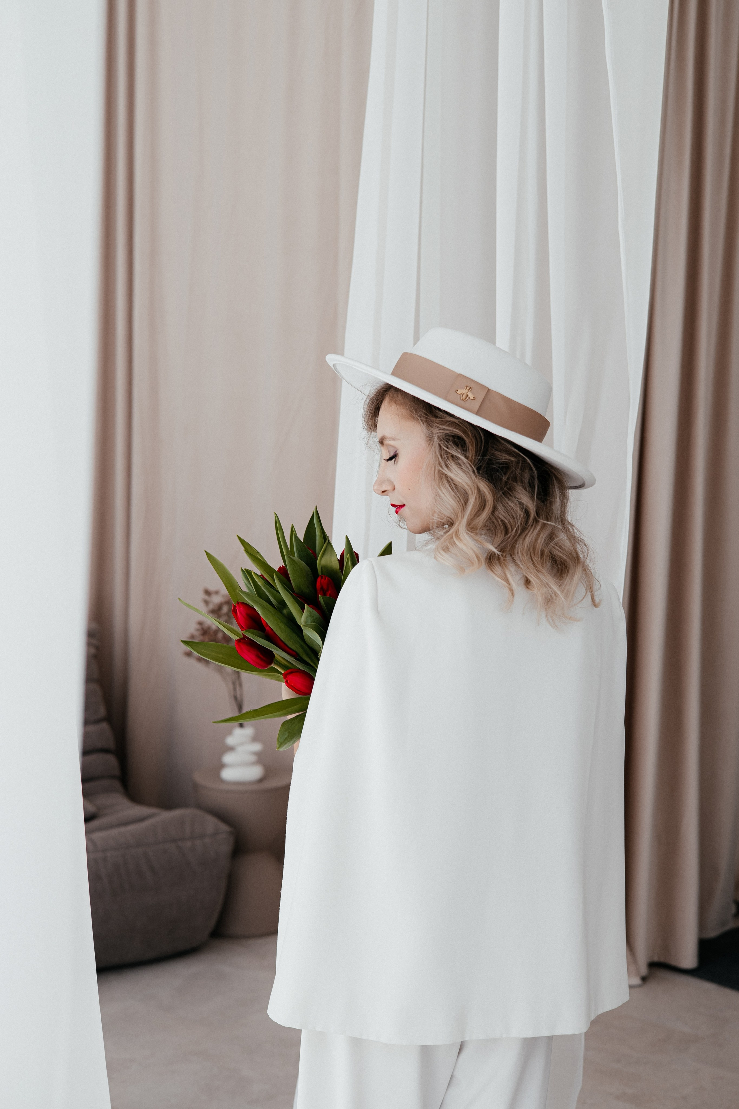 Анна. Красные тюльпаны