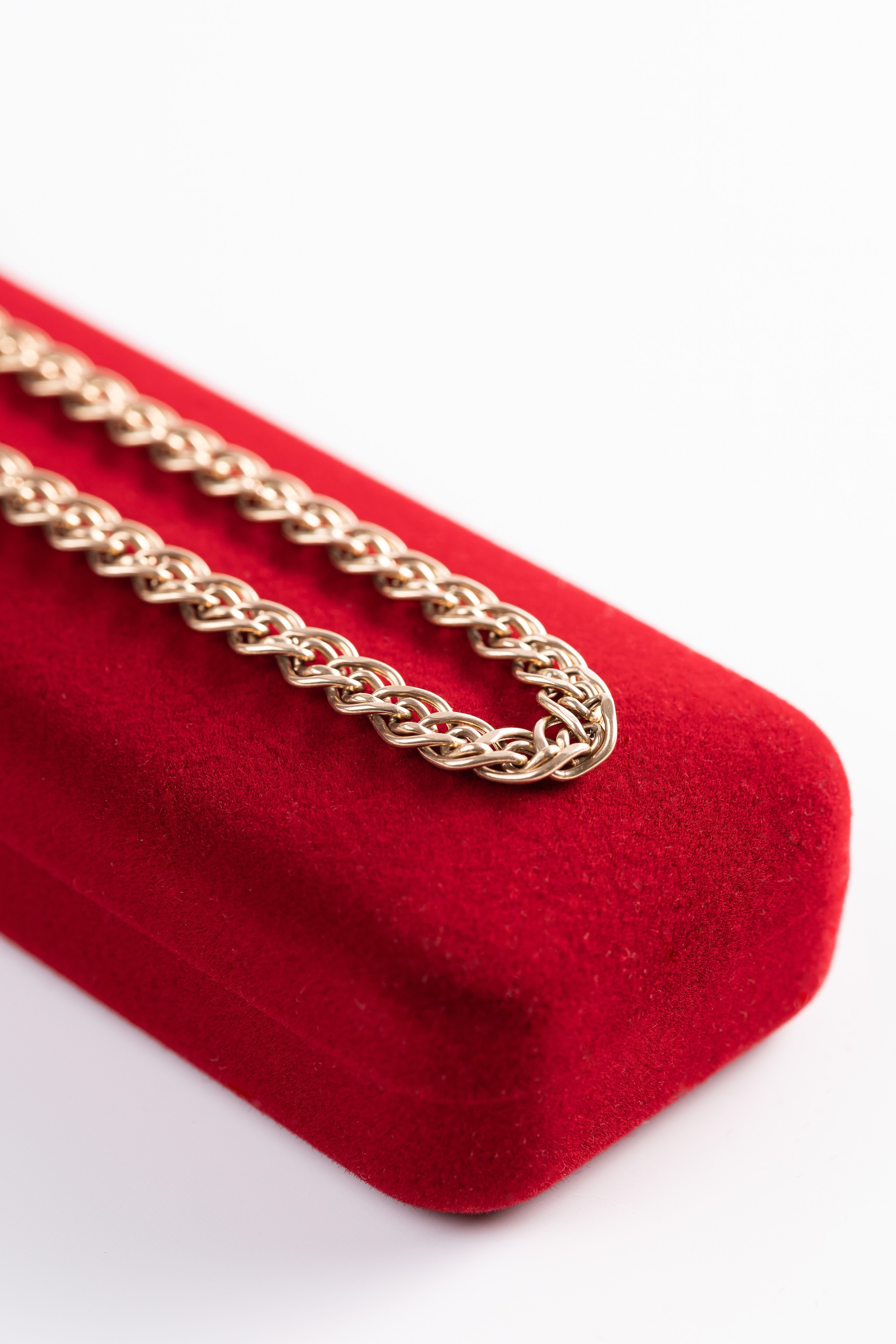 Профессиональная фотография золотой цепи для kaspi магазина Астанинского бренда Бадаевское