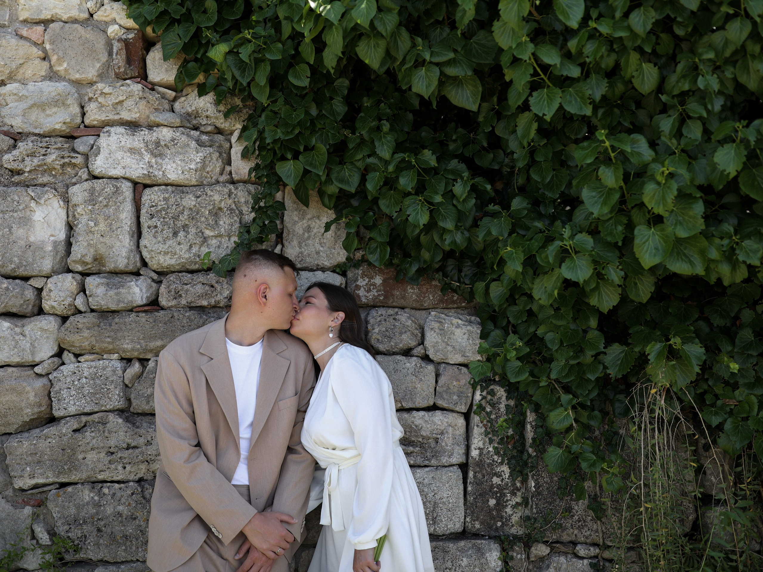 Роспись и прогулка в старом Херсонесе. Фотограф в Севастополе и Крыму Артем Волобуев