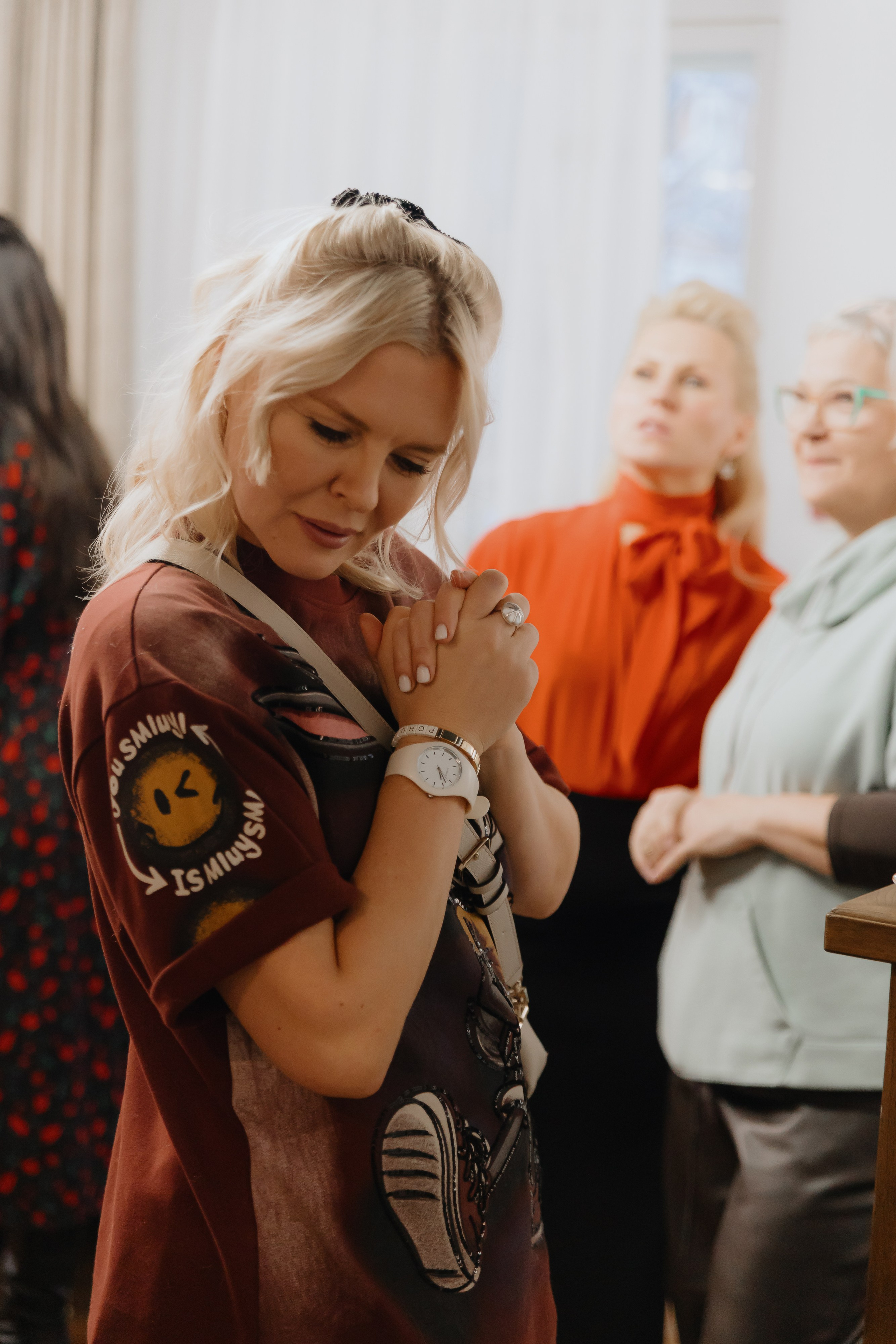 Предновогодний «Кофе-рейв» в L. DECO 17 декабря 2025 года. L. Deco интерьерный салон. Краски/обои/лепной декор