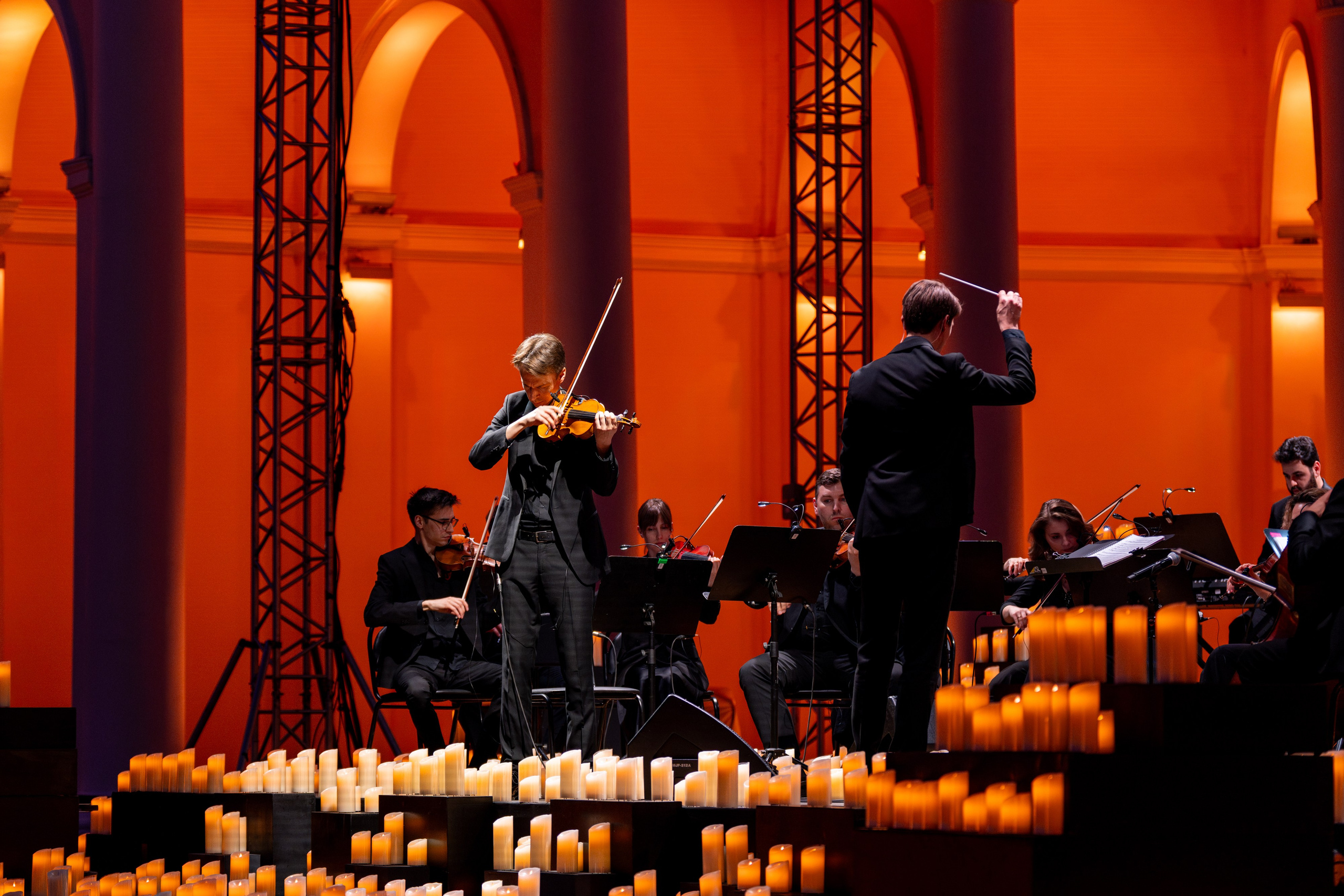Симфонический оркестр Lumisfera при свечах. Фотограф Никита Комаров