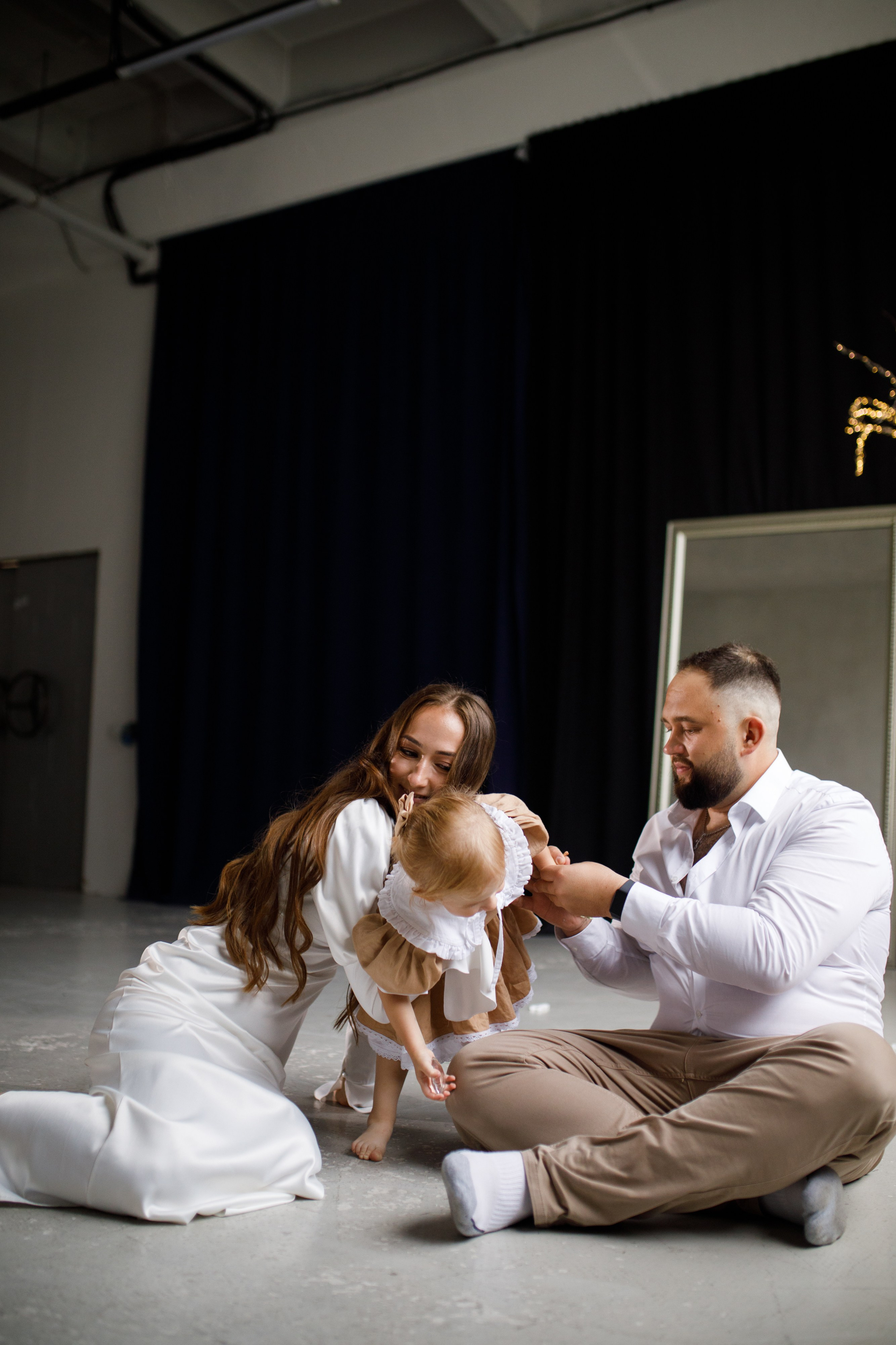 Семейная фотосессия в студии 2 года Валерии. Фотограф в Уфе Ирина Идрисова