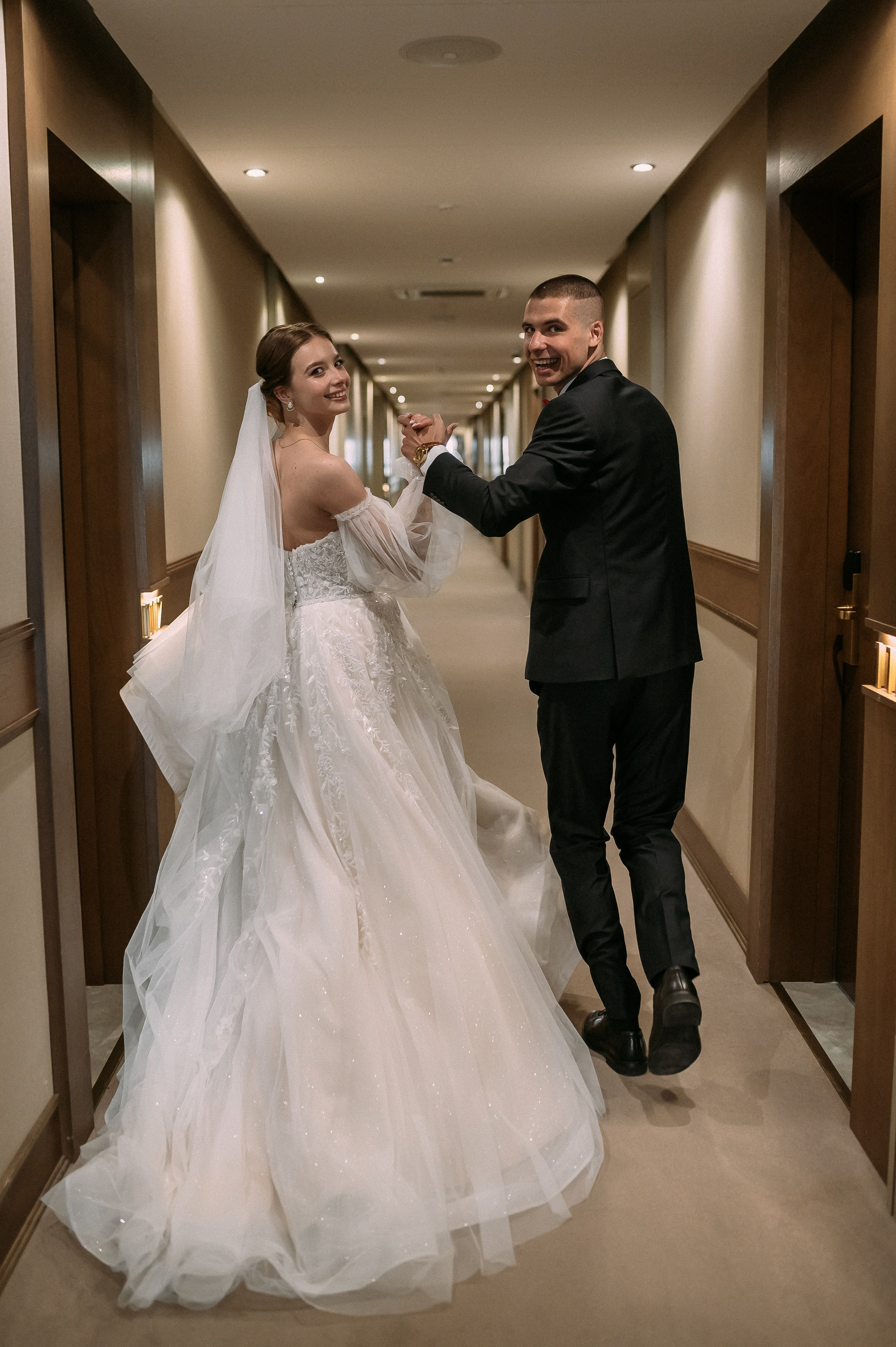 Свадебное утро и прогулка красивой яркой пары. Свадебный и семейный фотограф в Симферополе Дарья Маркова