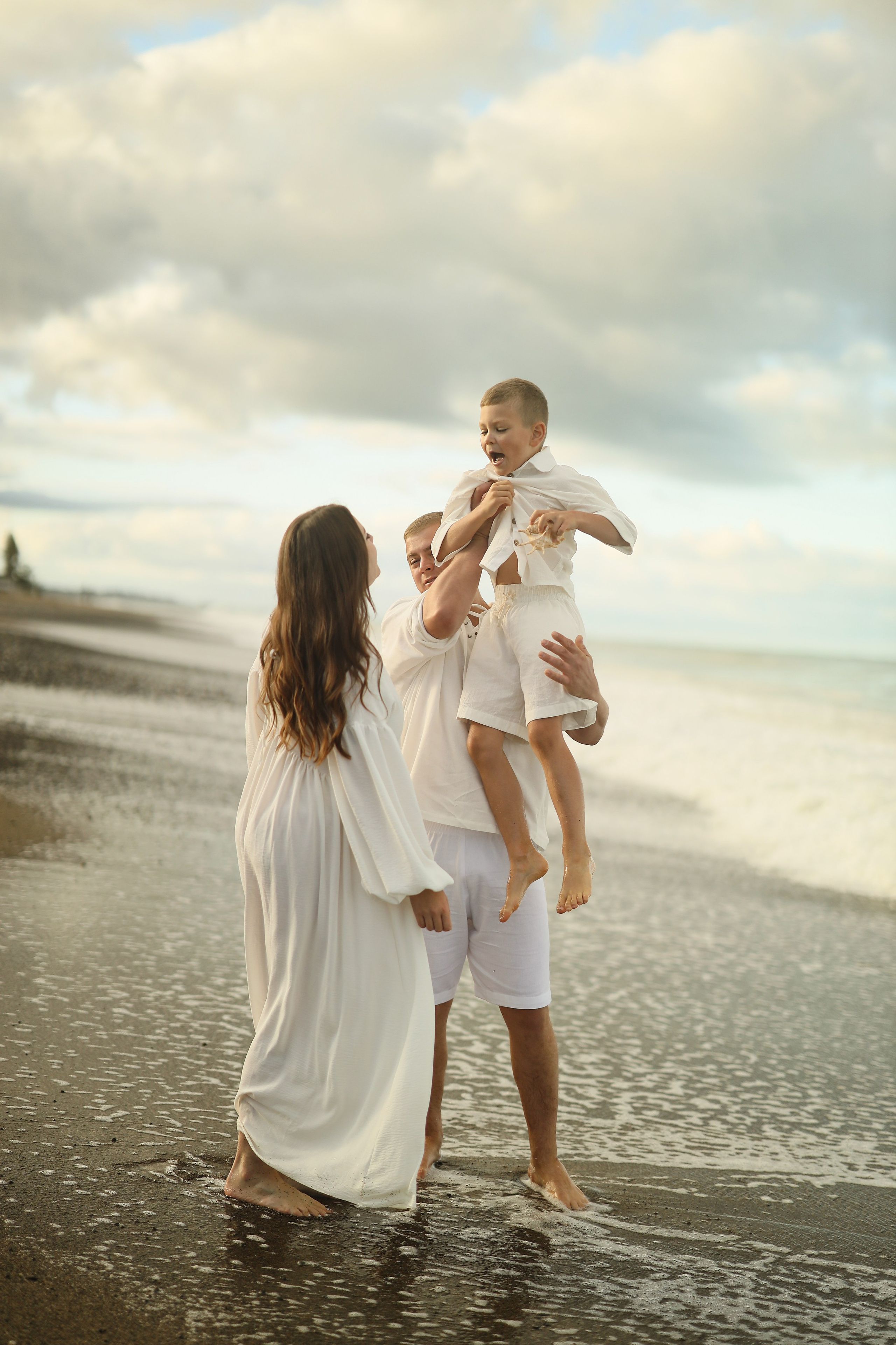 Семейная фотосессия на пляже в Сухуме. Свадебный и семейный фотограф в Абхазии Жанна Соснина