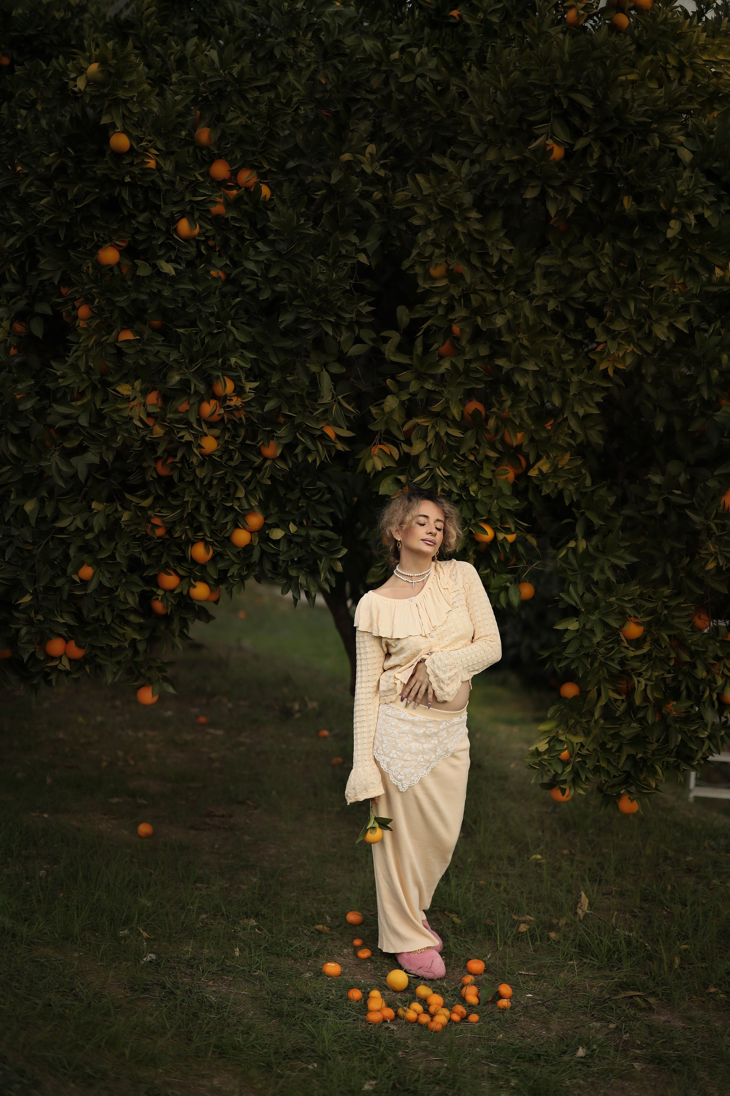 Семейная фотосессия в мандариновом саду Абхазии. Свадебный и семейный фотограф в Абхазии Жанна Соснина