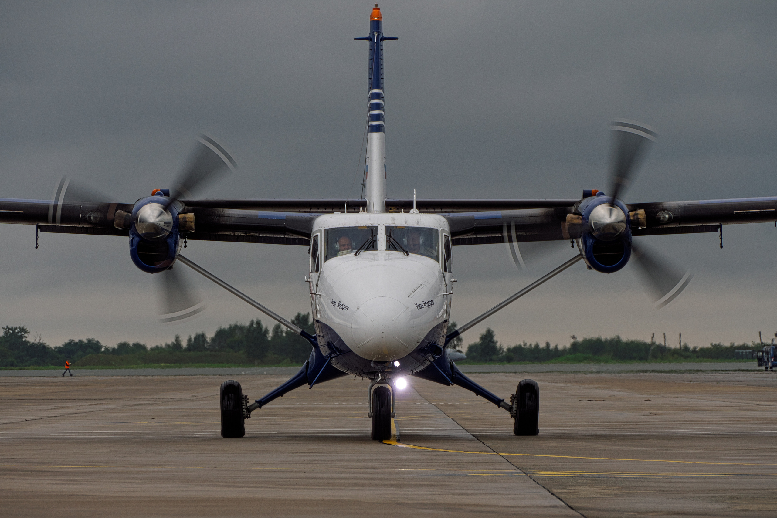 DHC-6-400 а/к "Аврора" на рулении, авиаспоттинг 2019