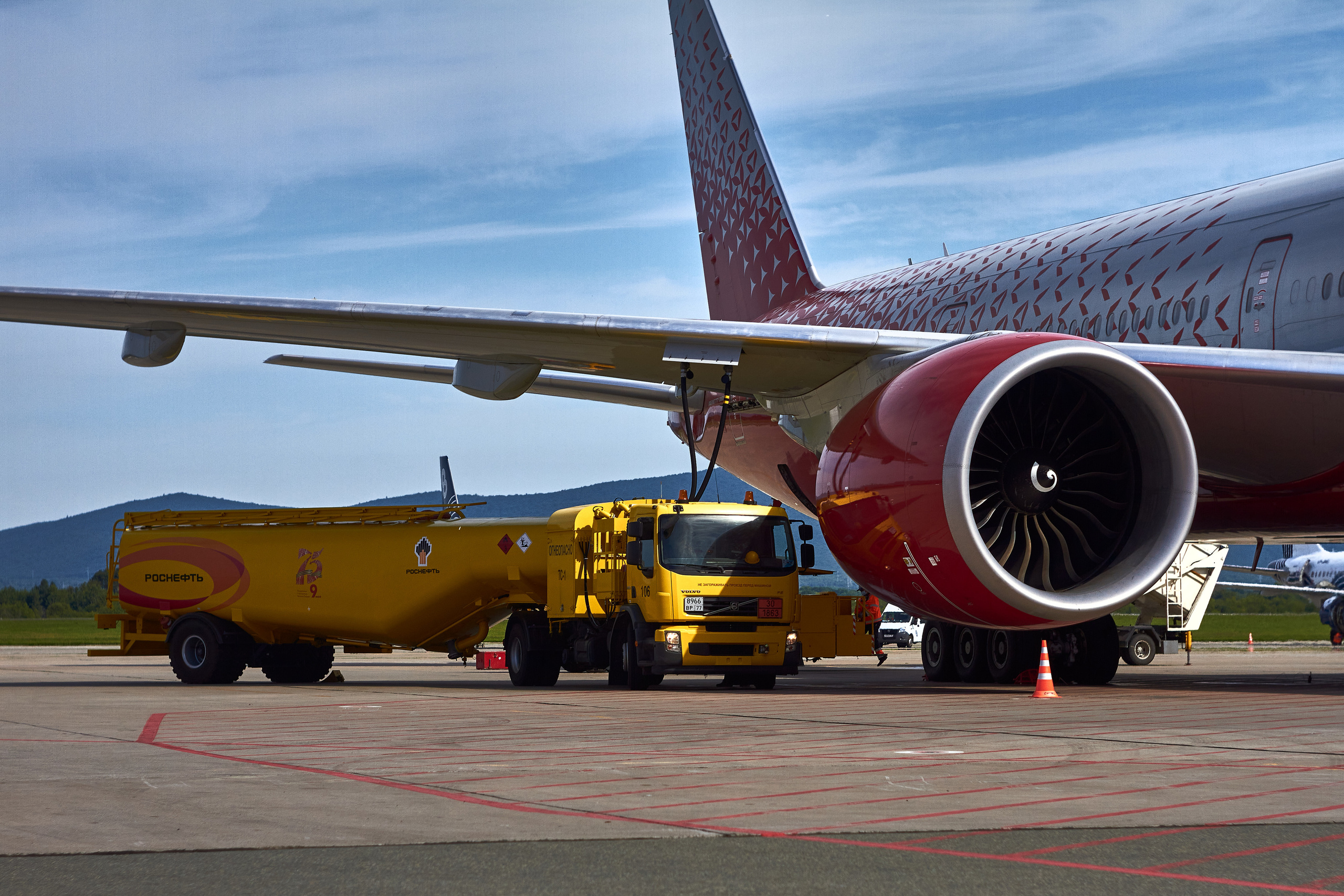 Boeing-777-300 а/к "Россия" на обслуживании, авиаспоттинг 2020