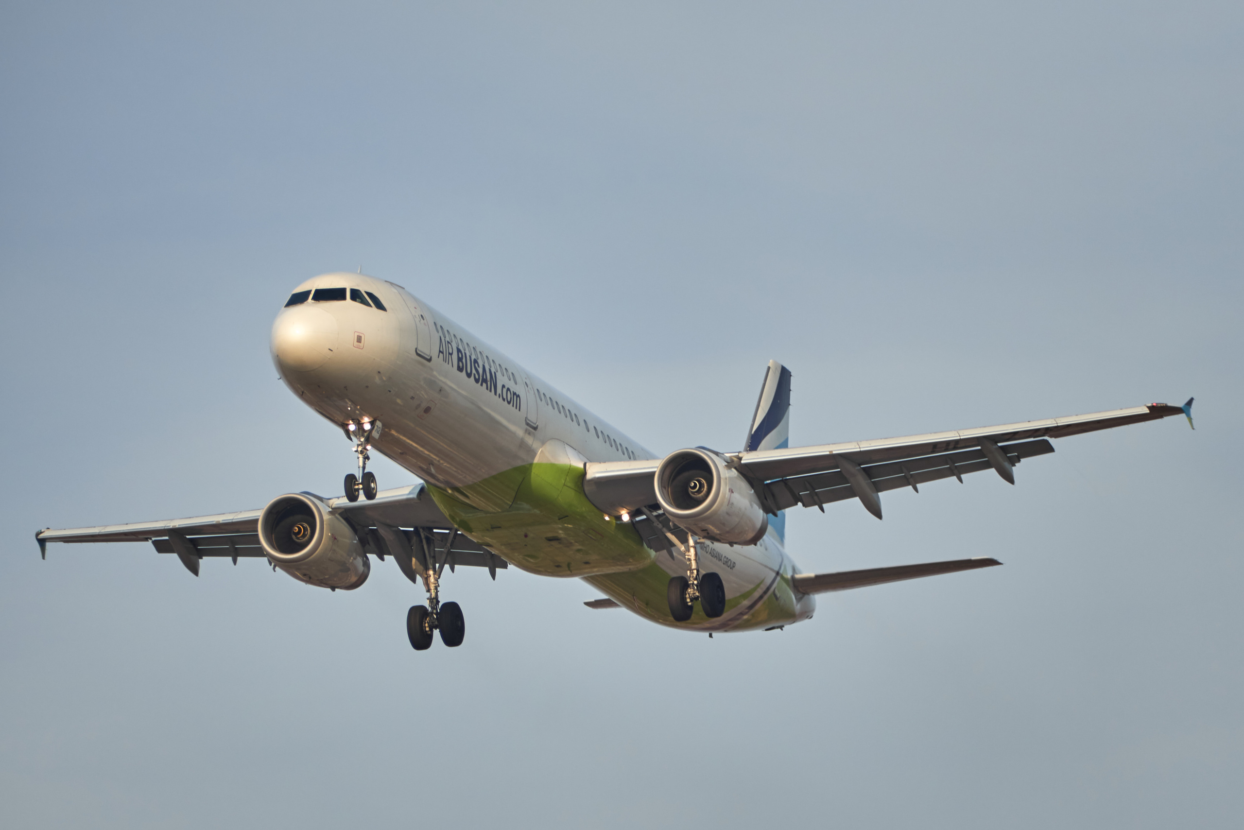 Airbus A-321-200 а/к "Air Busan.com" на посадке, 2020