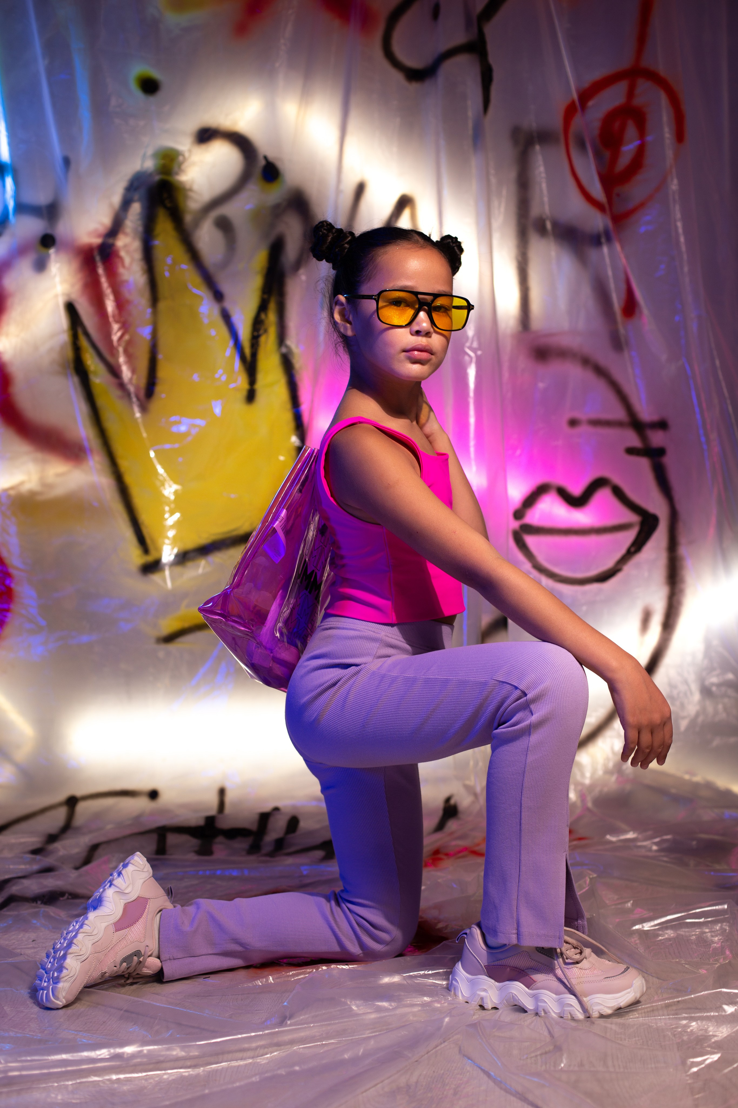 девочка с розовым рюкзаком смотрит прямо перед собой