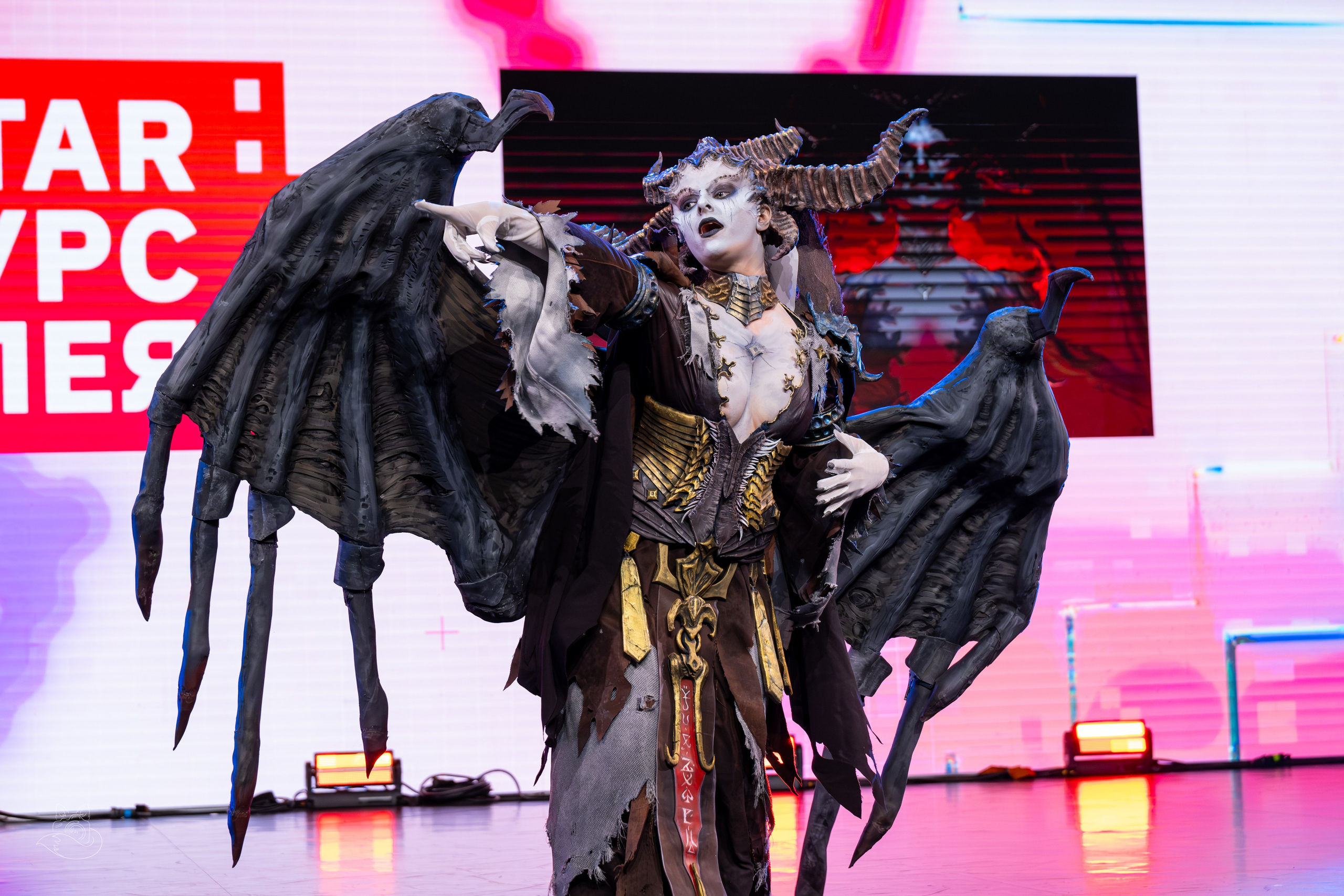 Сцена РЭД ЭКСПО 2024. Косплей фотограф