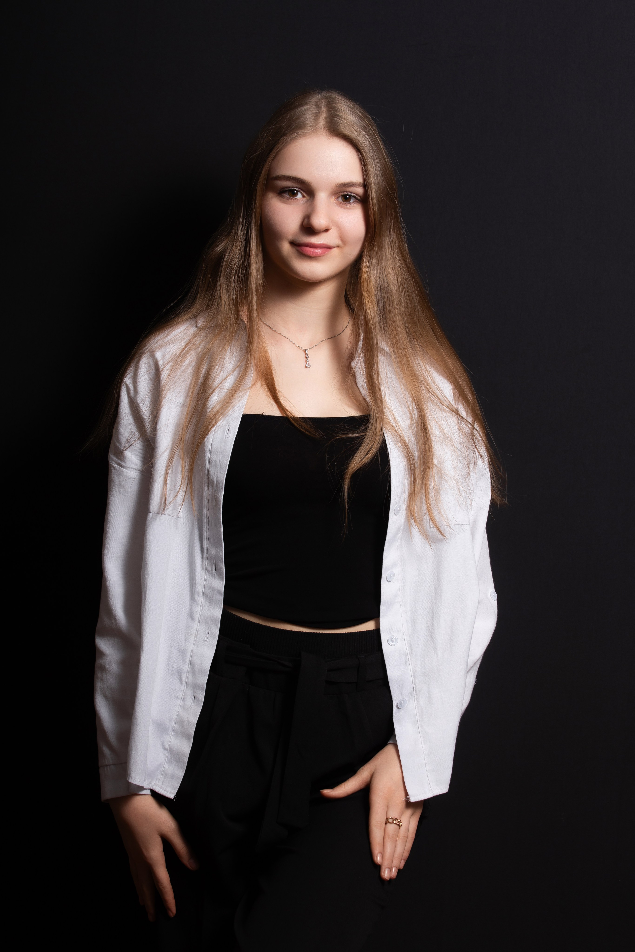 Портретная фотосессия для учеников 9 класса на чёрном фоне | Школьный фотограф Николай Богатырёв | Твой альбом / Твои правила. ТВОЙ АЛЬБОМ / ТВОИ ПРАВИЛА