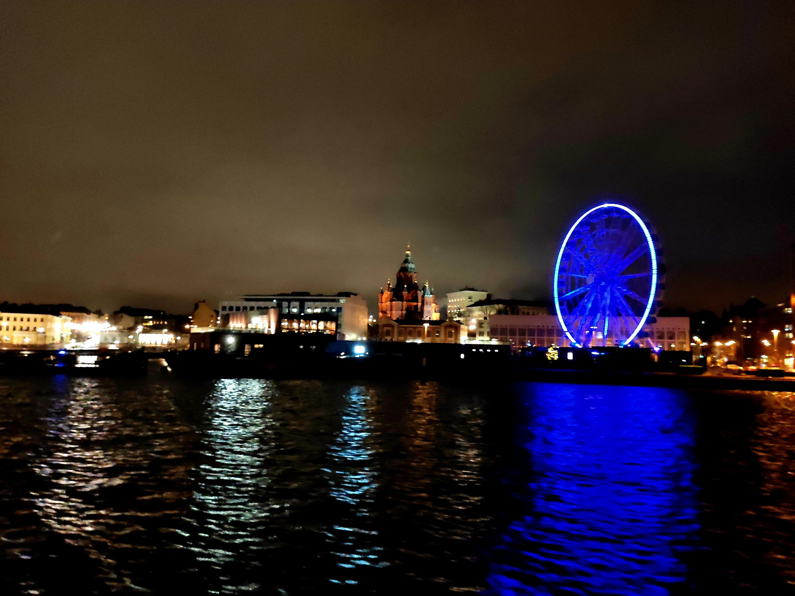 На следующий день мы возвращались в отель после прогулки и ресторана около 22:00. И, проходя мимо причала, увидели, что до отправления парома всего 4 минуты. "А что бы нам не прогуляться по ночной Суоменлинне? - подумали мы. - Это же приключение!". 