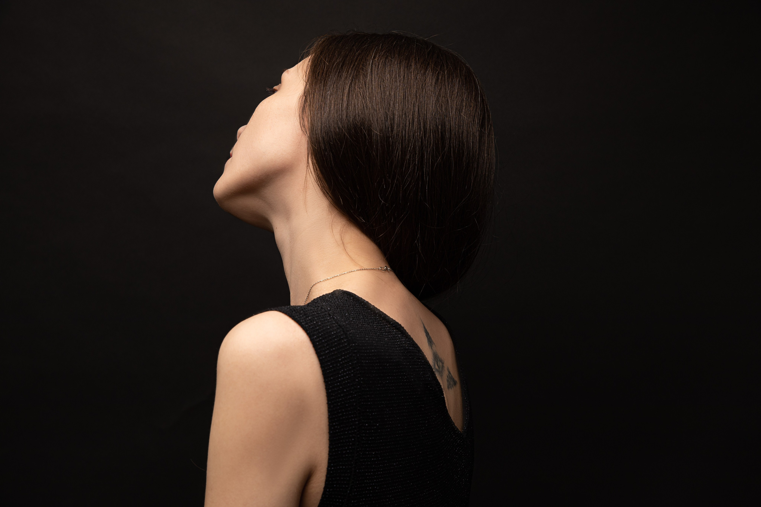 Красивые прямые волосы - фотосессия девушки в студии СПб 