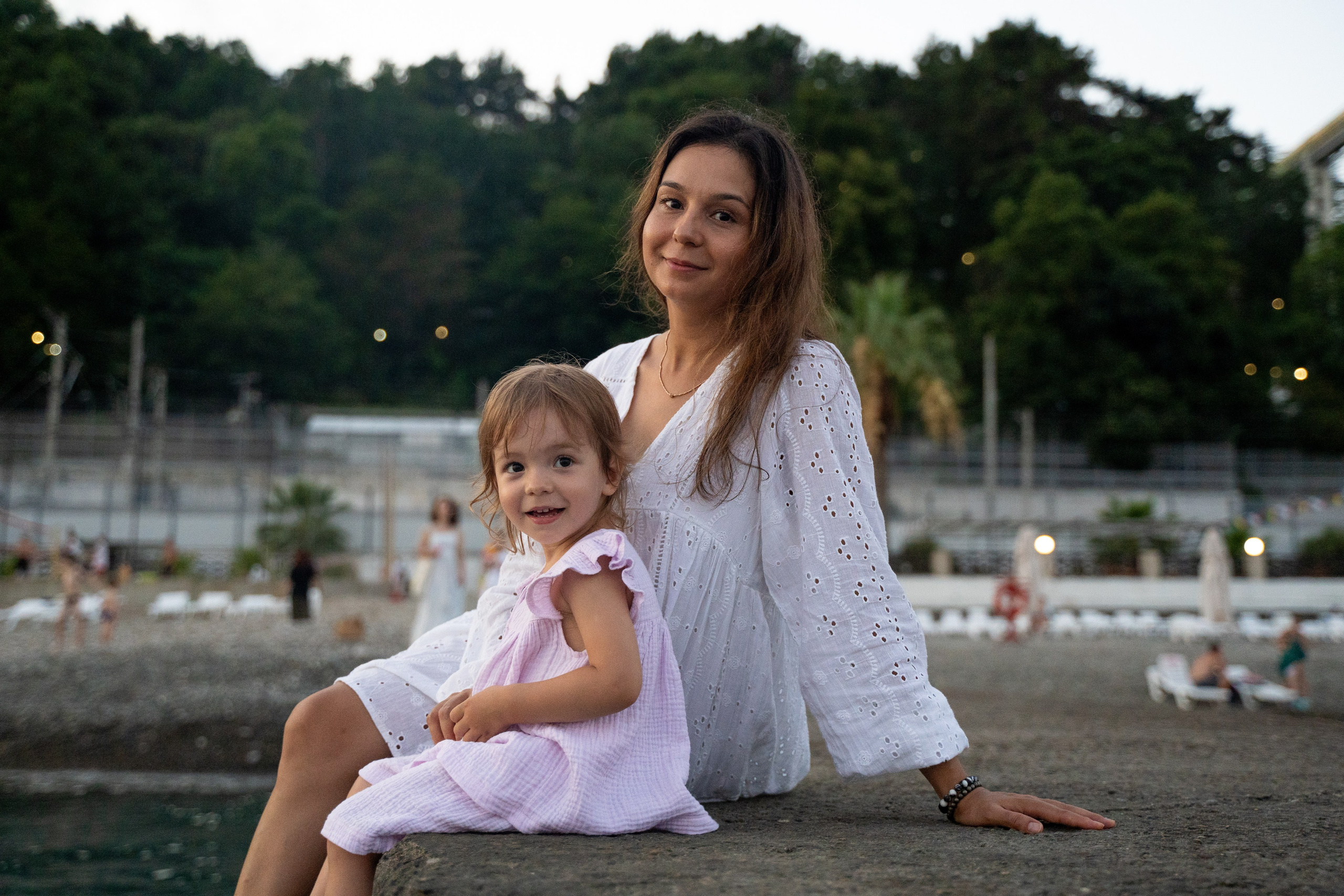 Снимок матери и ребенка на пляже