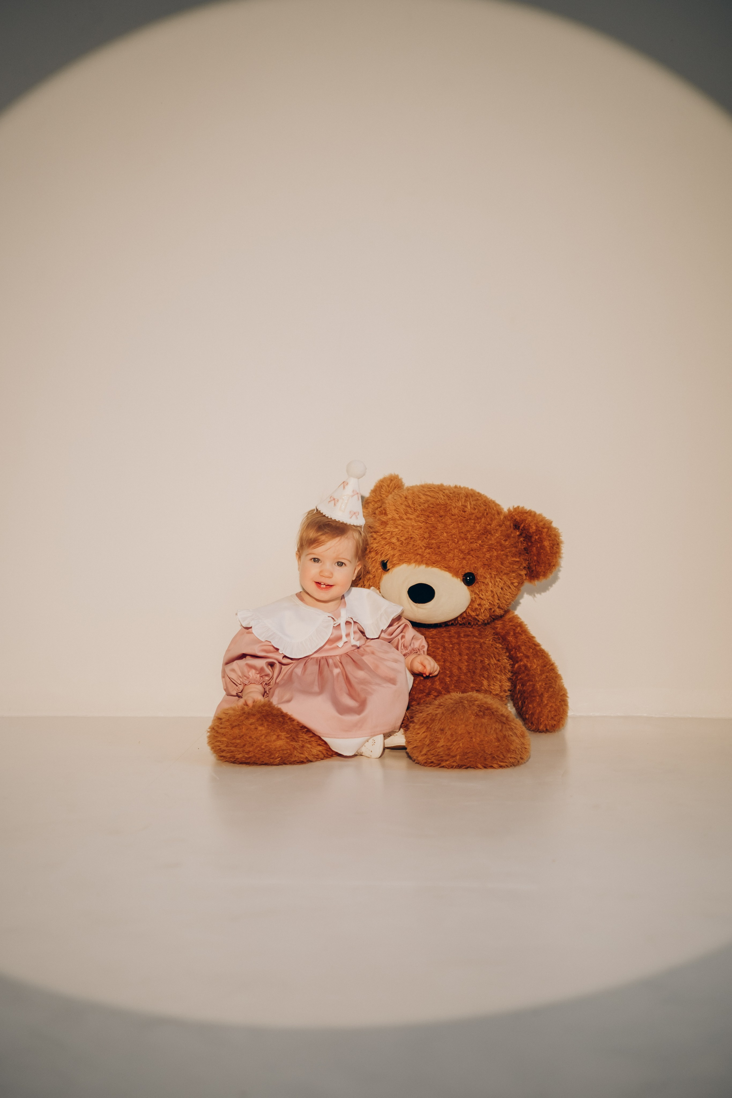 Фотосессия «День рождения» в минималистичной студии. Фотограф Новосибирск Анна Рождественская