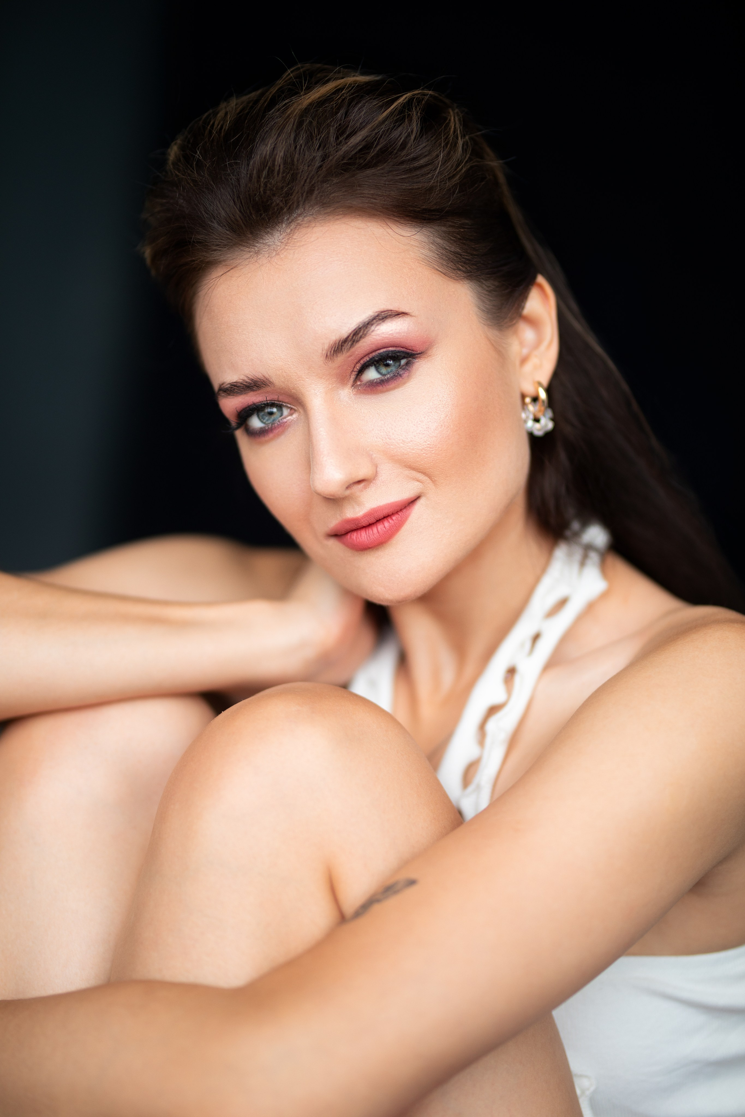 Студийный фотосет с Анастасией в минимальном интерьере в формате для «себя»