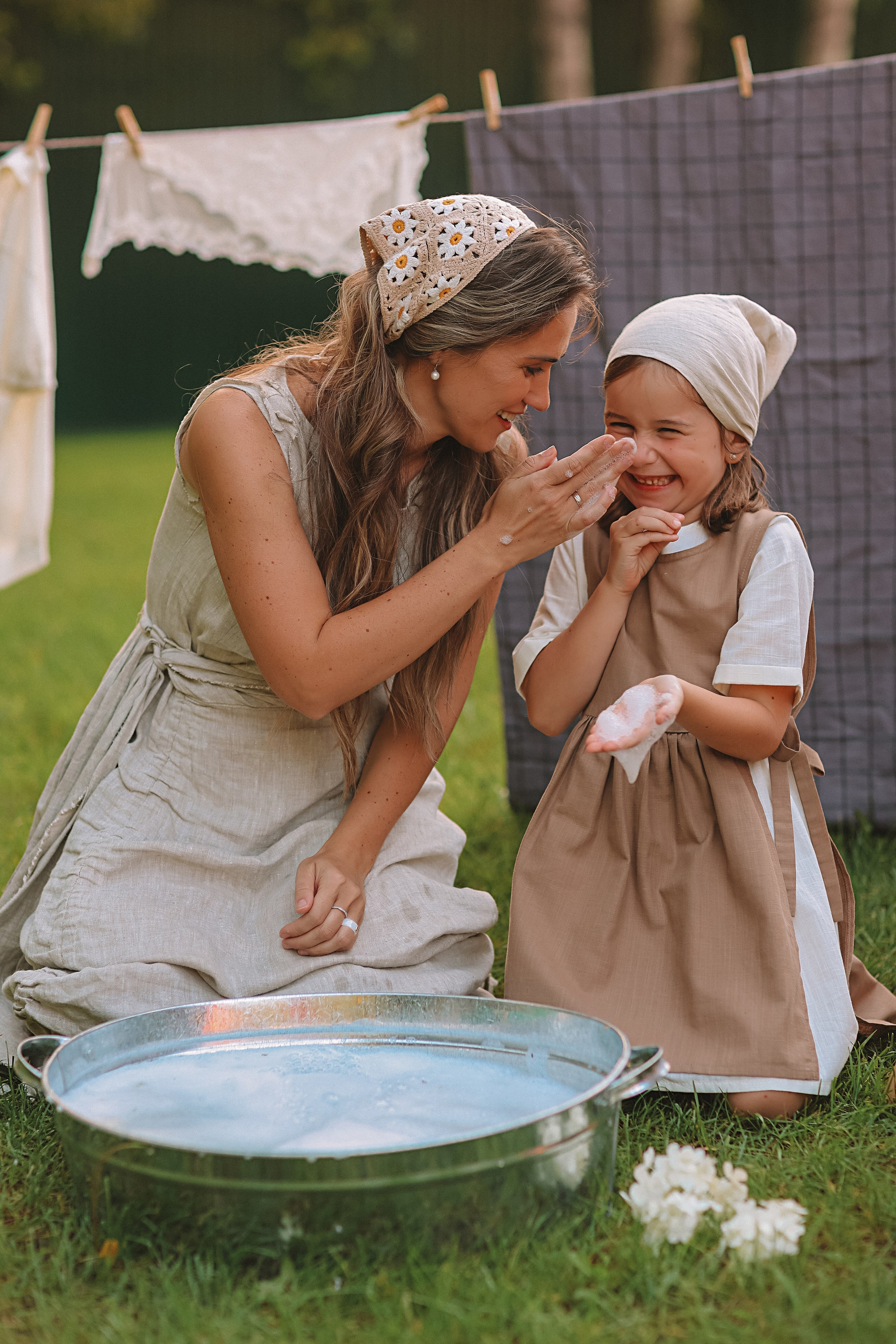 Стирка у дома. Семейный фотограф Тюмень, фотограф на роды Салмина Мария