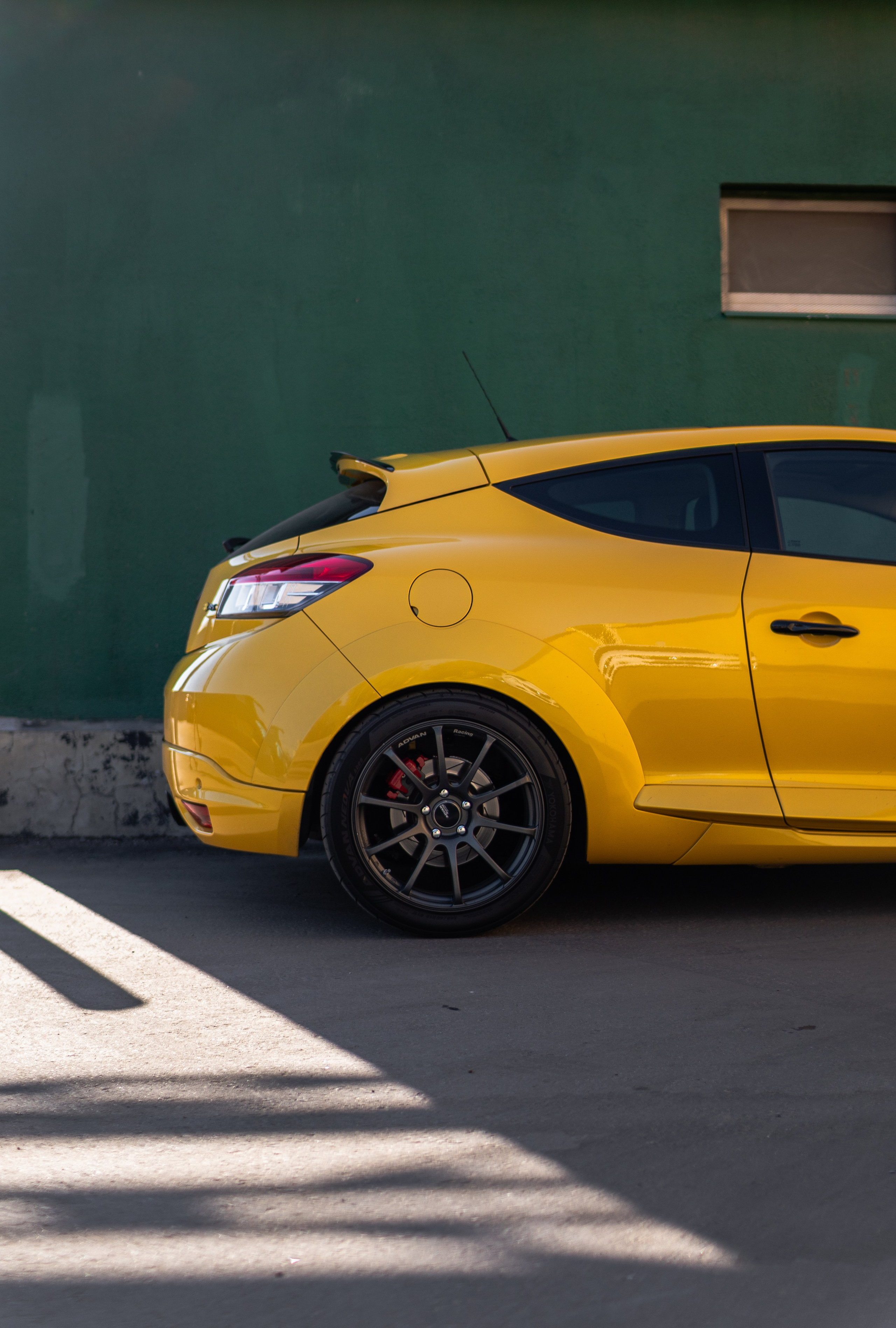 Спортивный хэтчбэк ездит по улицам Москвы. Жуков Илья  свадебный фотограф в Москве