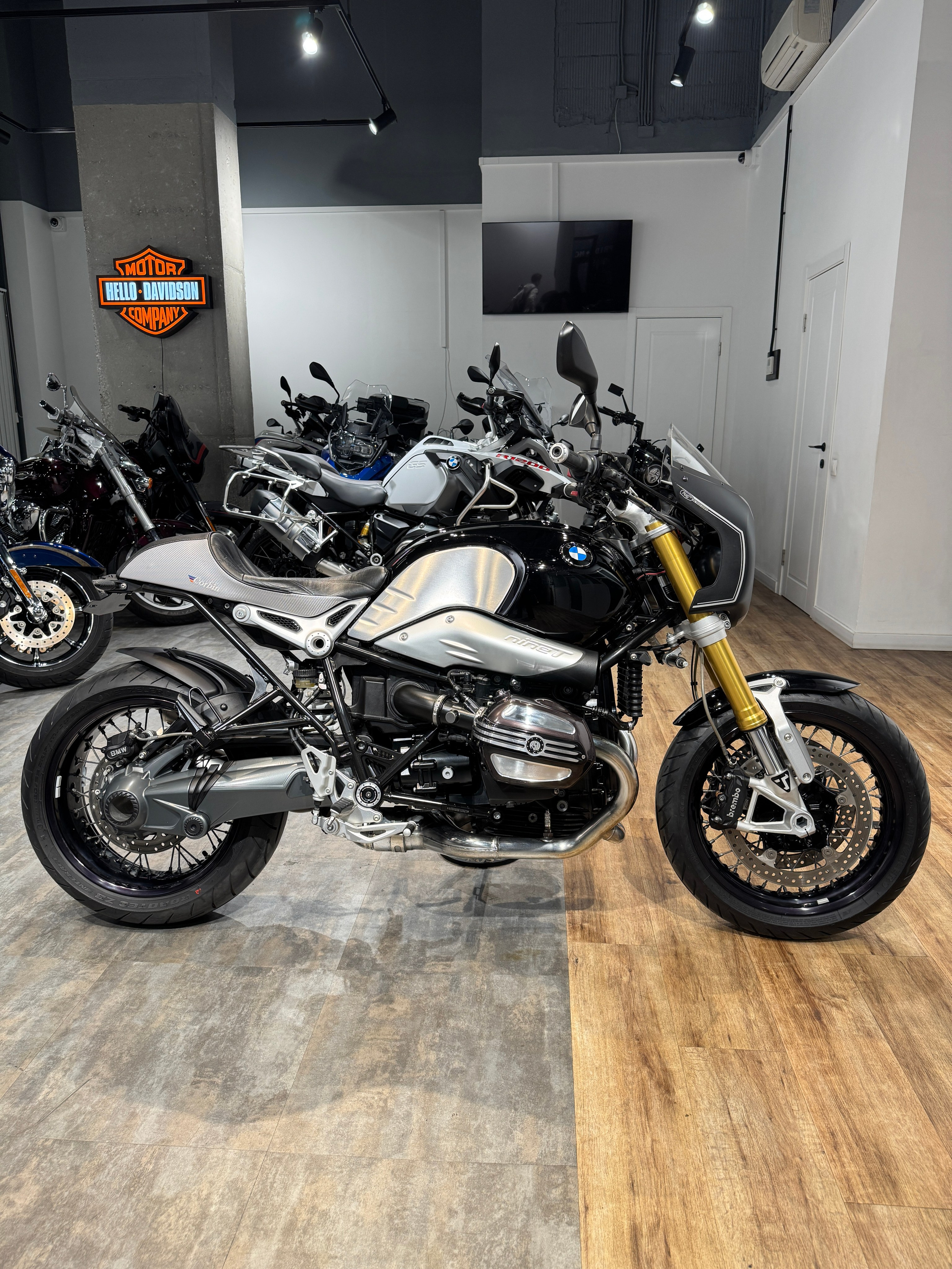 BMW R Nine T (Corbin Cafe Racer). Hello Davidson, Москва. Только хорошие мотоциклы…