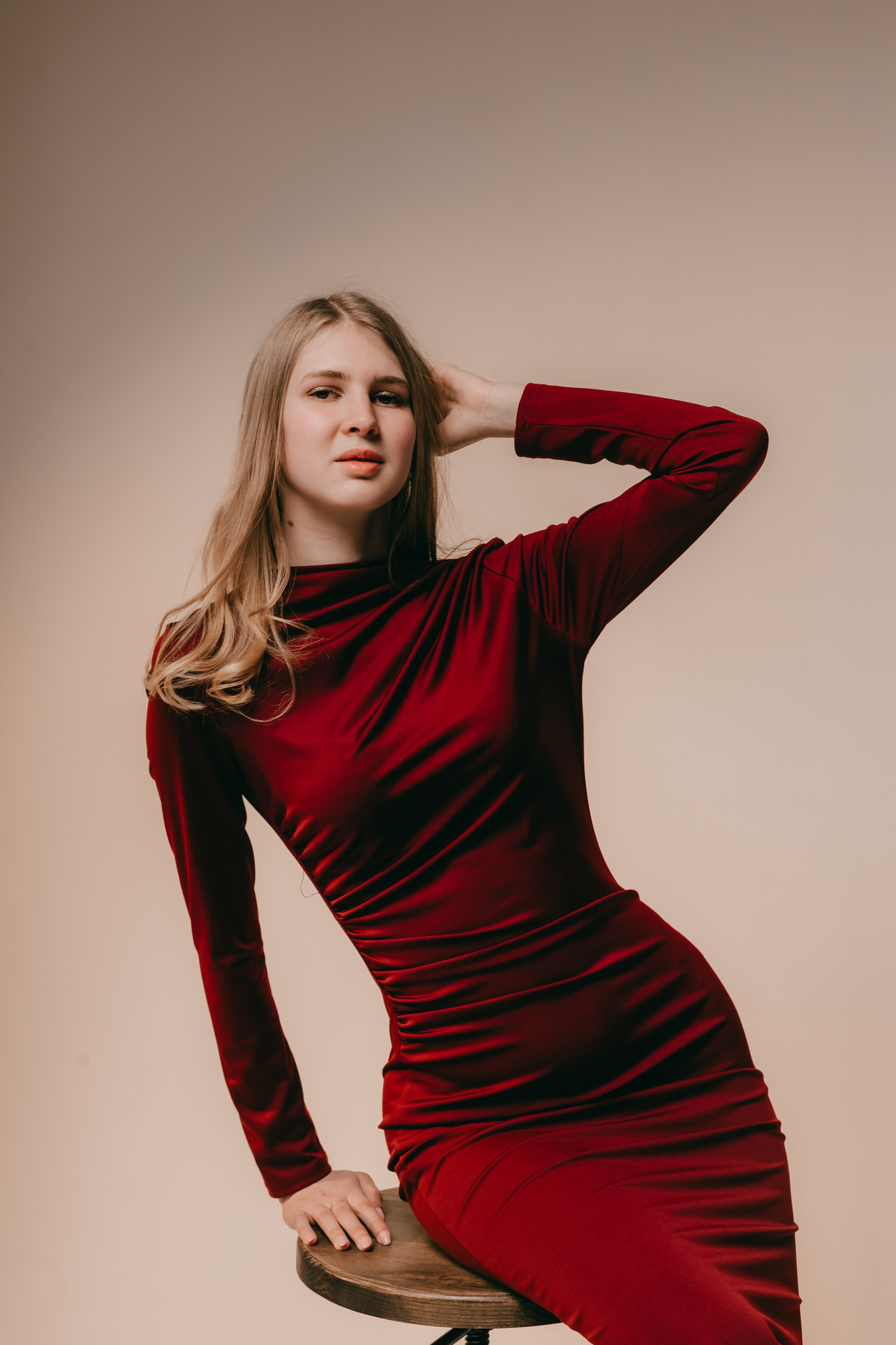 Экспрессивные фотосессии в студии Невинномысска с ярким светом и циклорамным фоном