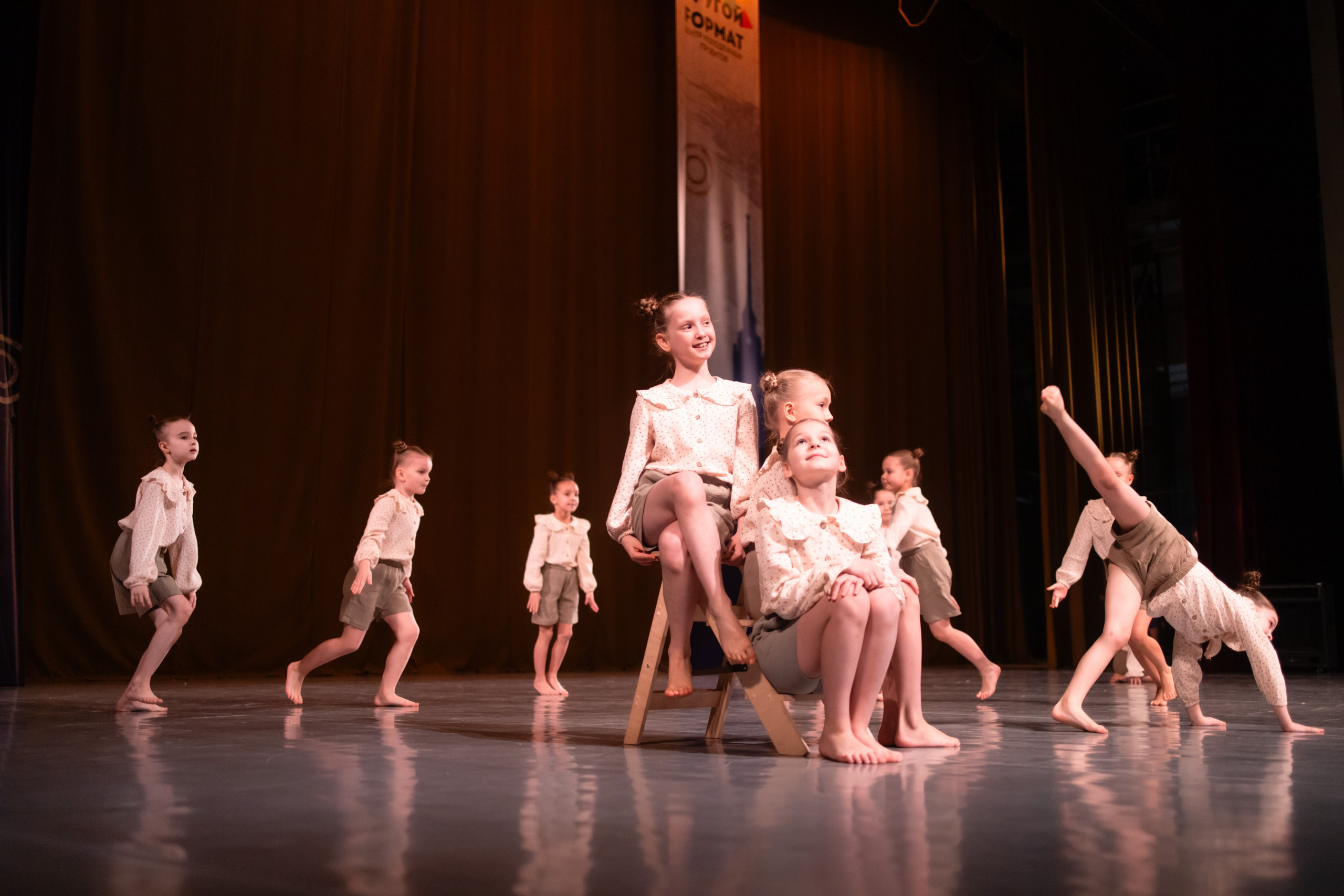 Общий план сцены отеля «Санкт-Петербург»: весь танцевальный коллектив в движении