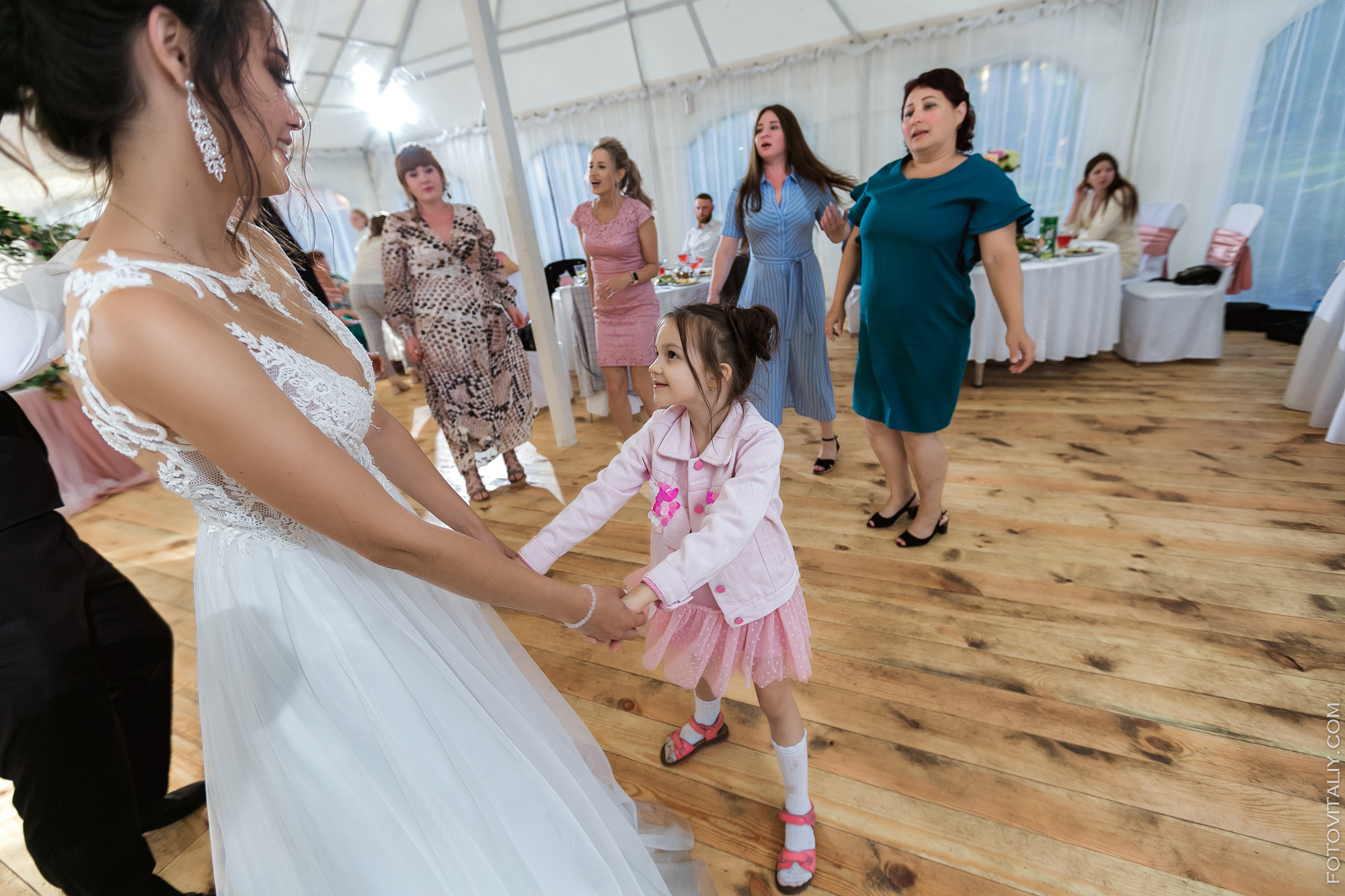 Фотограф на свадьбу в Барнауле. Свадебный репортажный и фуд фотограф в Барнауле Гайфулин Виталий