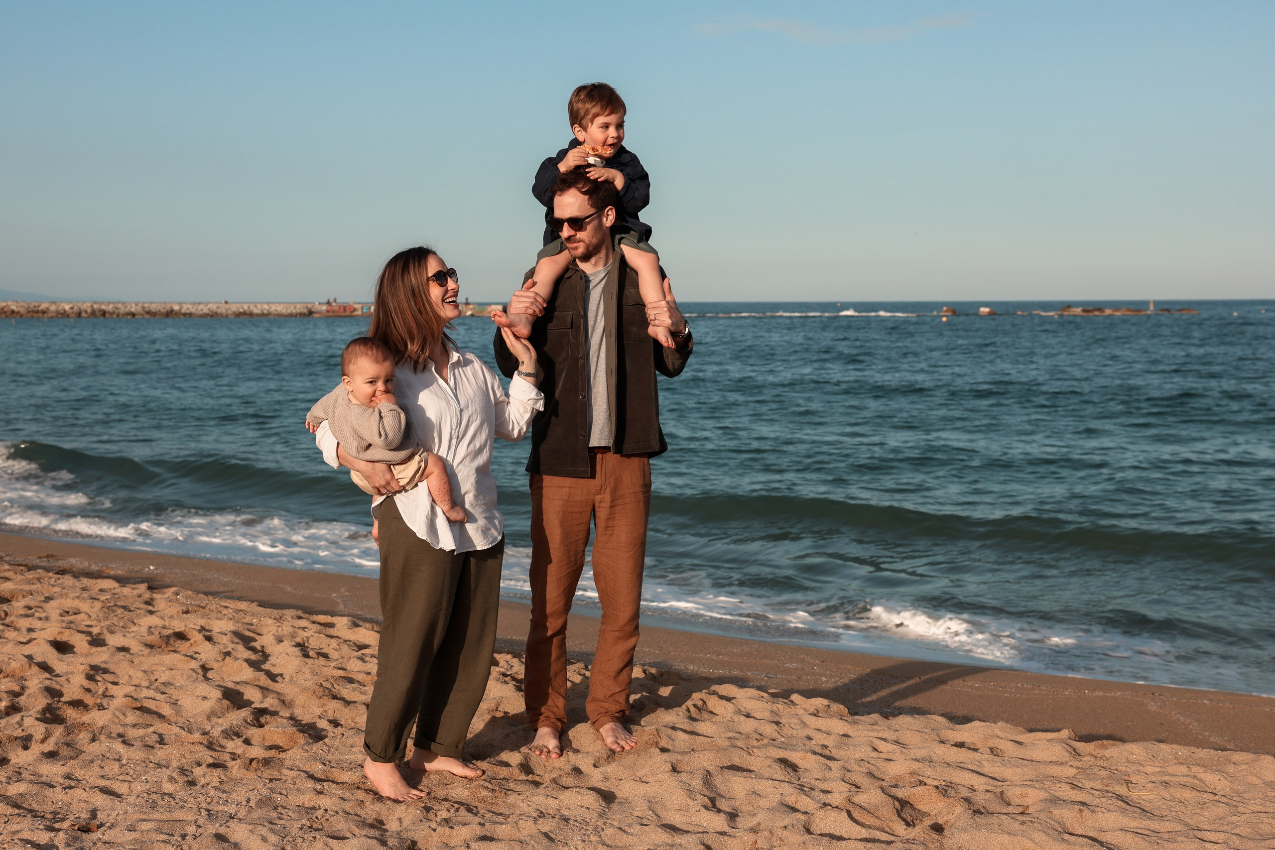 Family pizza at the sea. Natalia Zhuravleva|family, newborn, maternity photographer in Barcelona