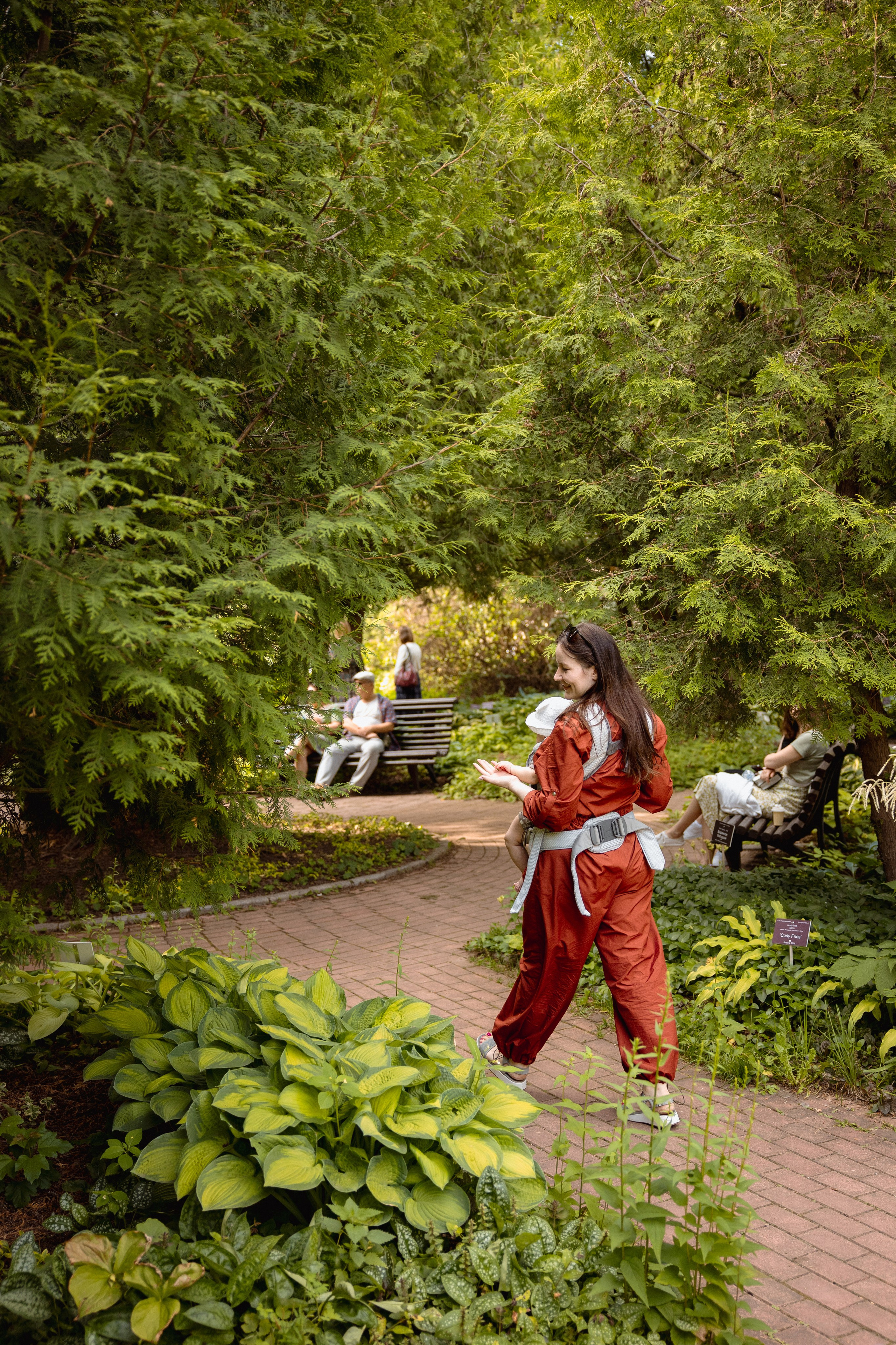 Настя с сыном у Alma-Mater. Ваш семейный newborn и lifestyle фотограф в СПБ Наталья Журавлева