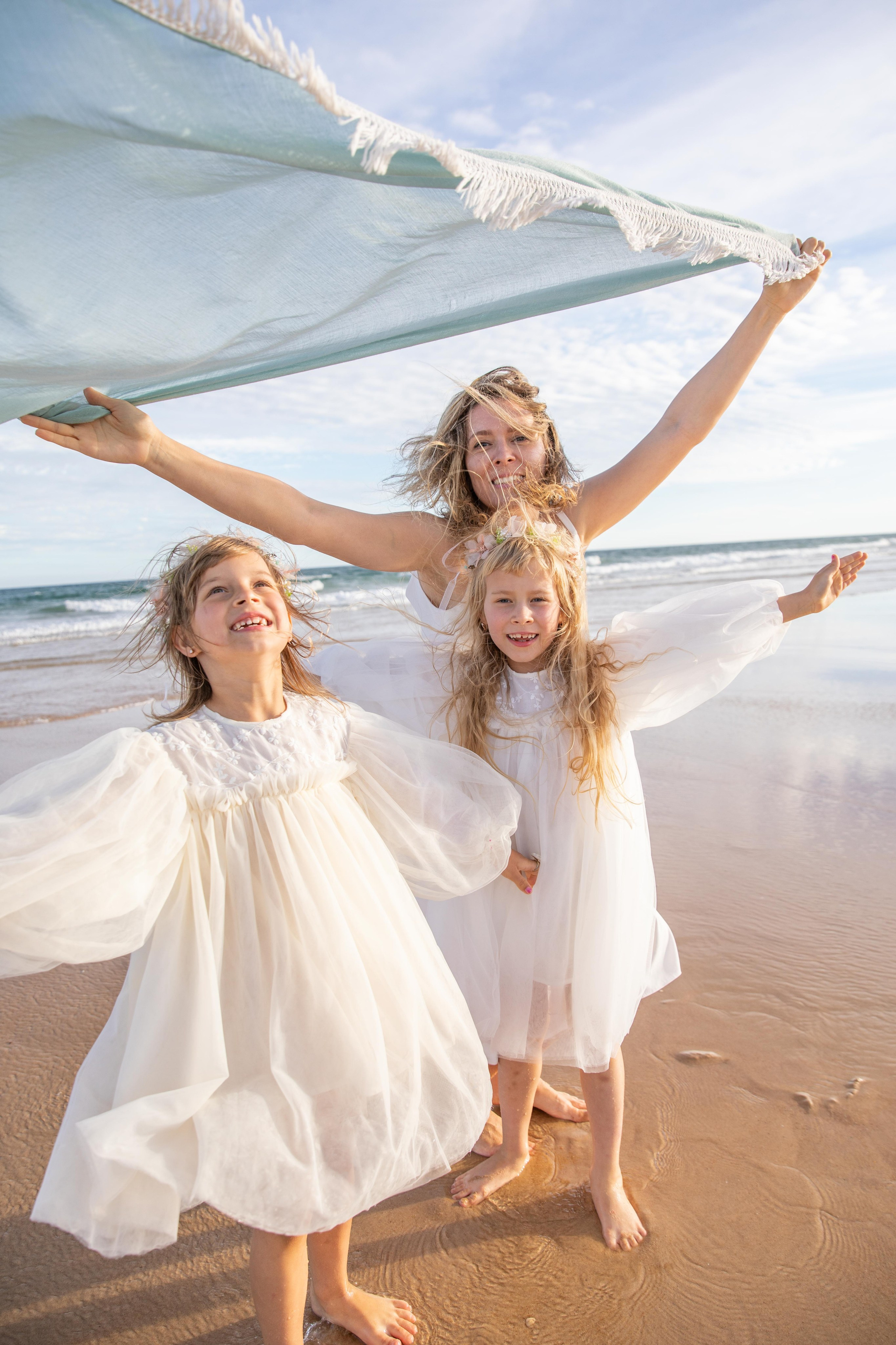 Family on the ocean. Professional Photographer in Portugal. Oksana Lomnova
