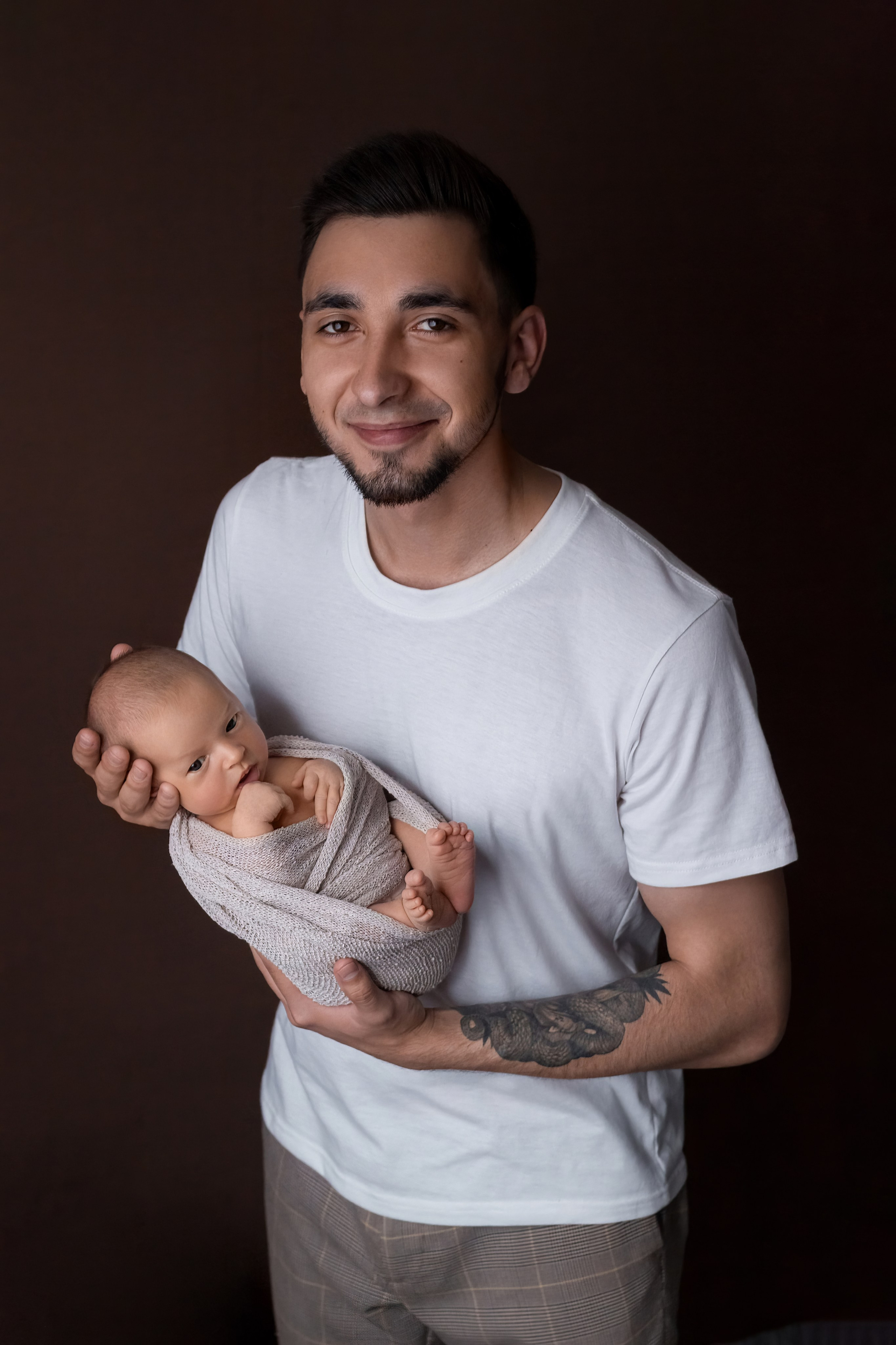 Фотосессия крошечной новорождённой малышки и её родителей