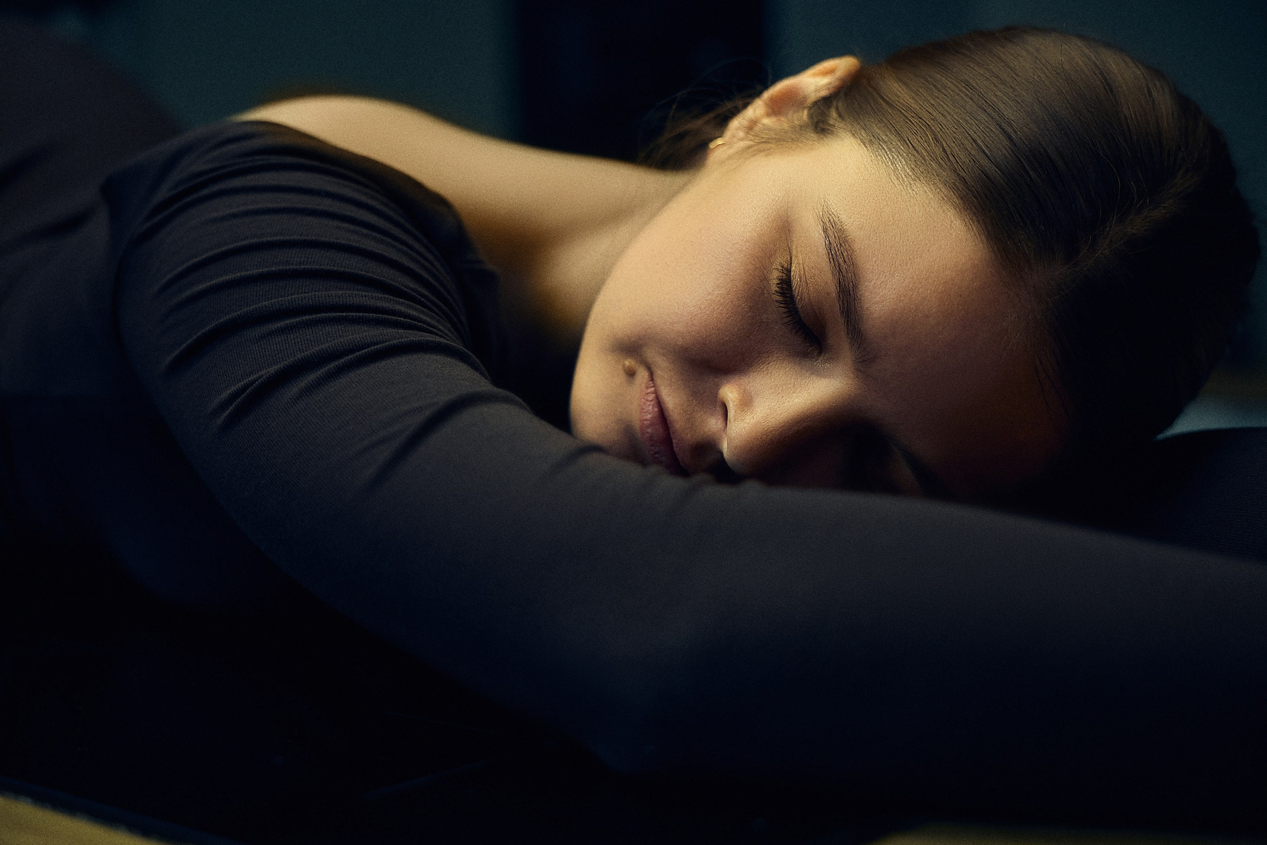 Portrait women’s photo session at the Photo Studio. Professional photographer in Sochi Victoria Joy. Teaching Photography