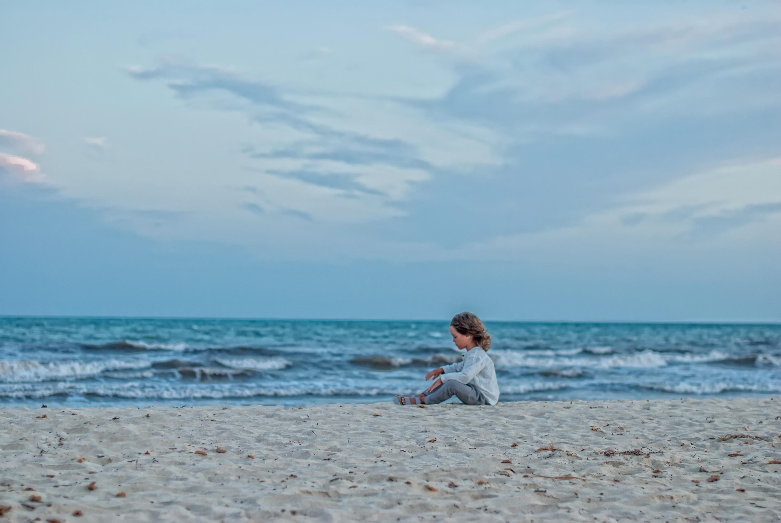 Средиземноеморе море тунис лето зима весна осень мальчик олин песок вода синий голубой бежевый воздух стихия африка тунис джерба