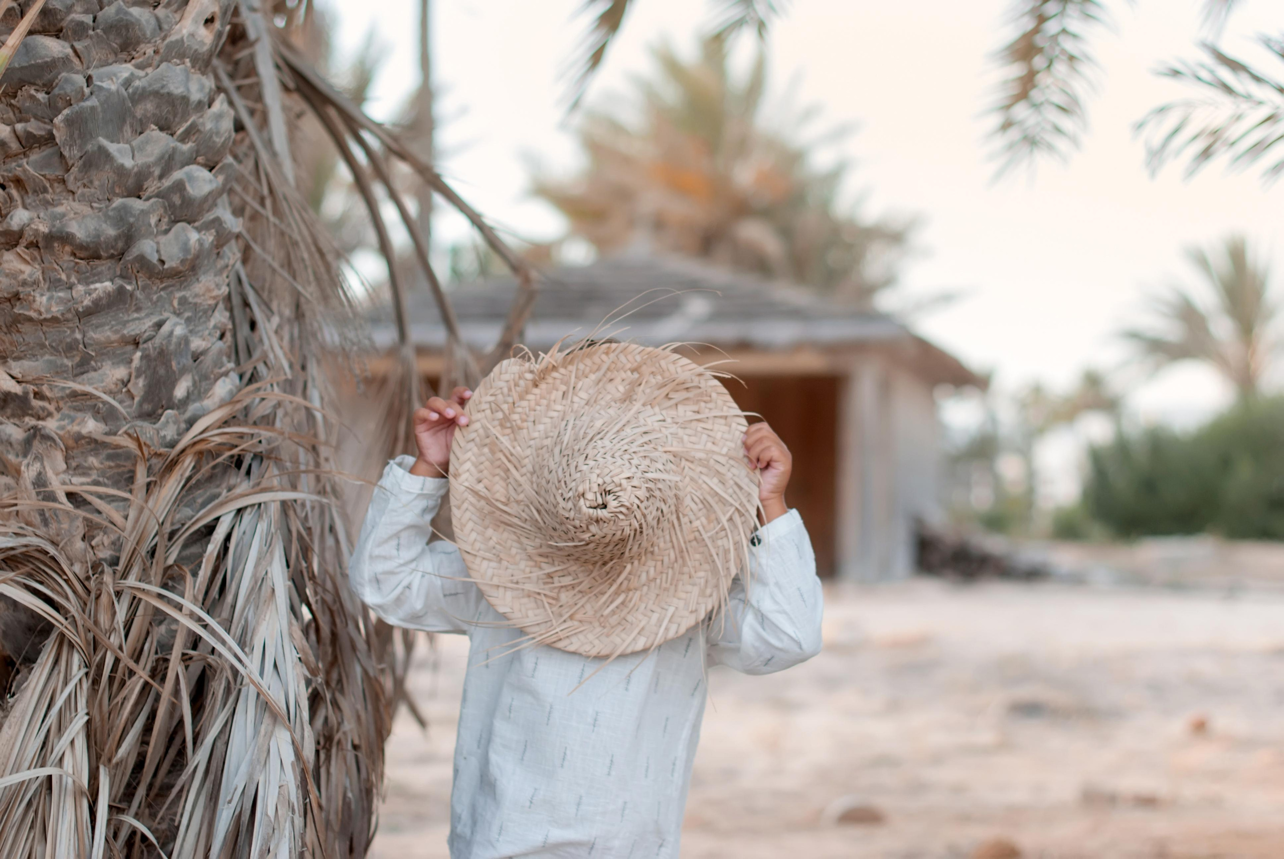 море африка тунис джерба турист туризм хижина пальма заброшенный отель берег побережье шляпа сад садовник