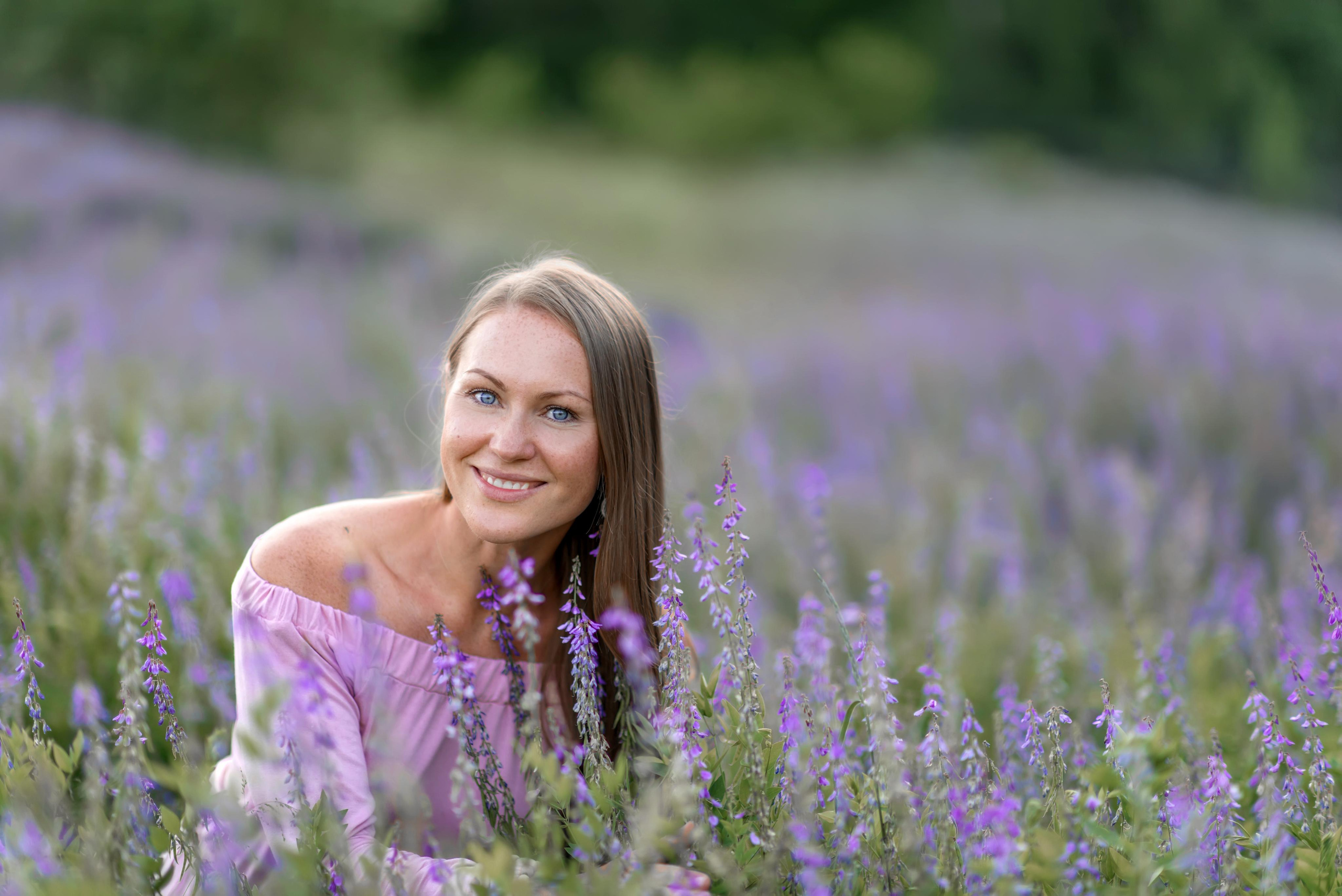 поле девушка дети девочка сиреневый поле козлятник галега бег смех весна зима лето осень зеленый зелень трава тропинка дорога 