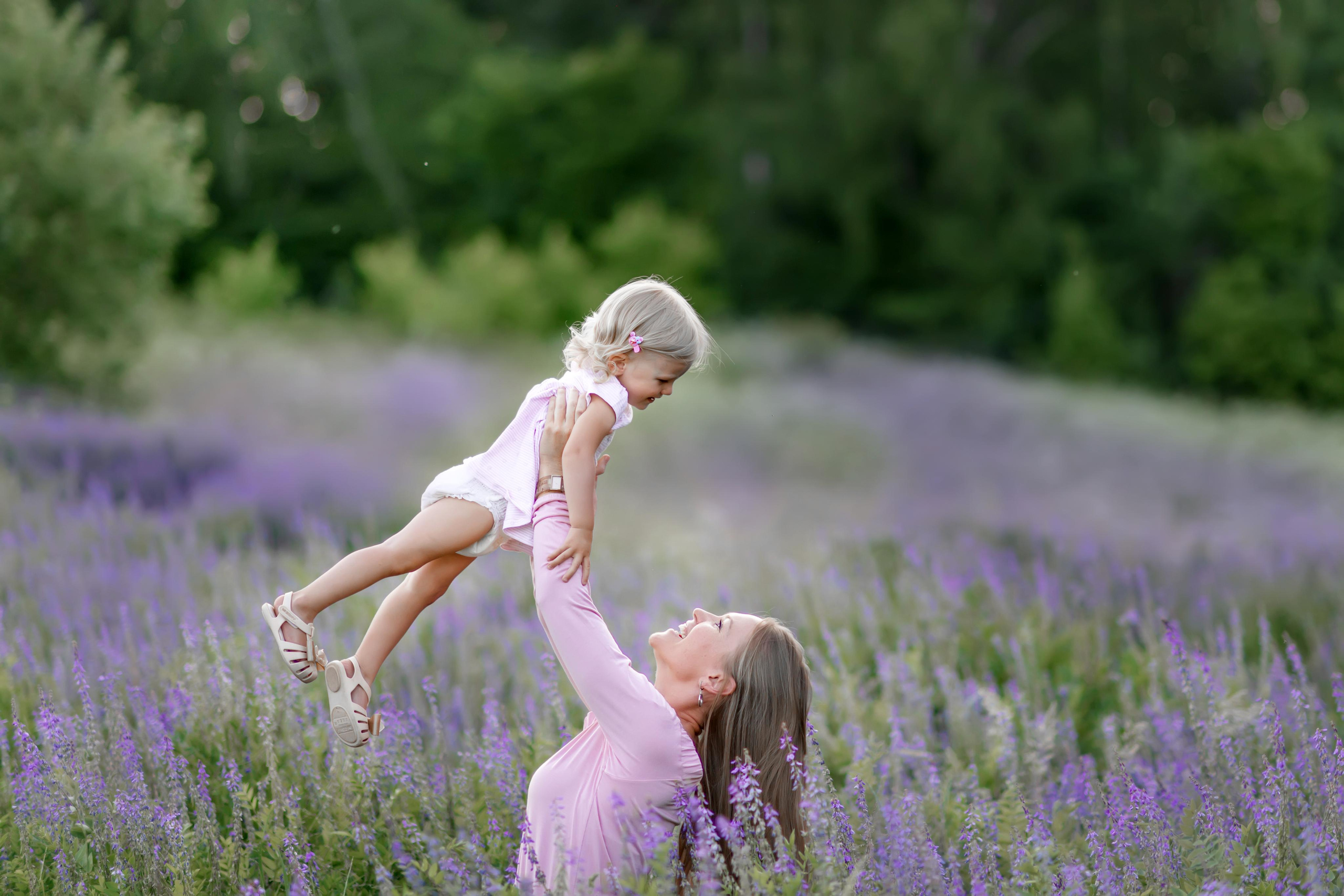 поле девушка дети девочка сиреневый поле козлятник галега бег смех весна зима лето осень зеленый зелень трава тропинка дорога 