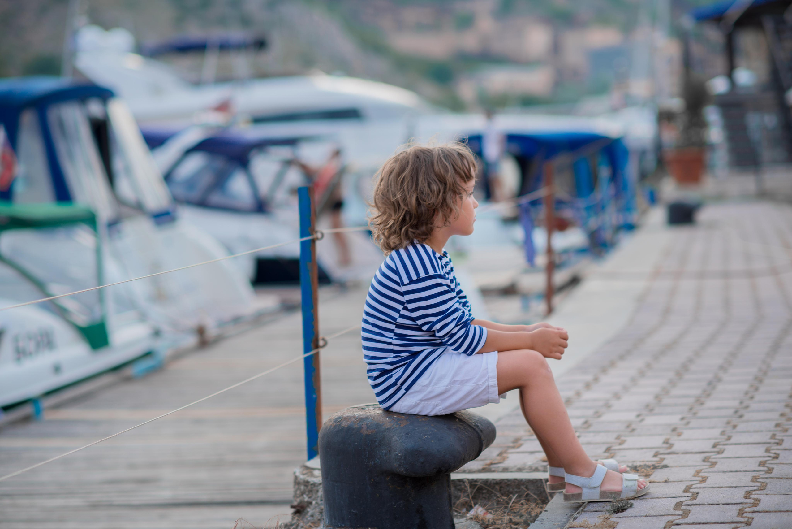 мальчик порт причал рыбалка тельняшка вода балаклава крым лето весна осень зима