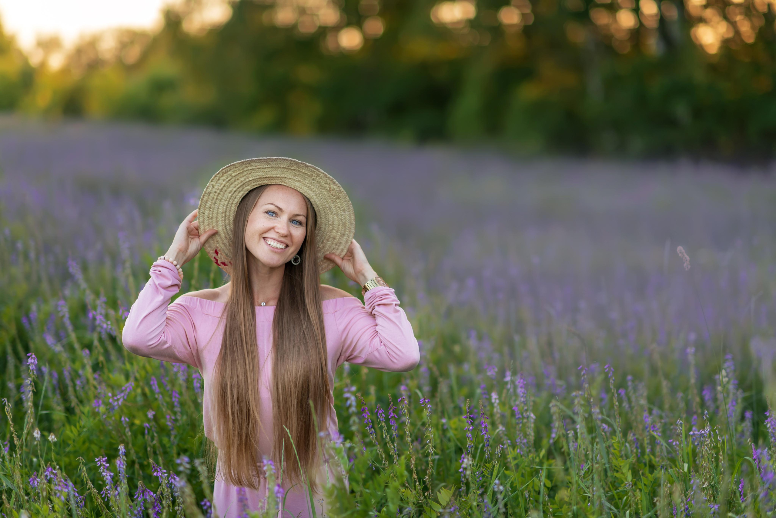 поле девушка дети девочка сиреневый поле козлятник галега бег смех весна зима лето осень зеленый зелень трава тропинка дорога 