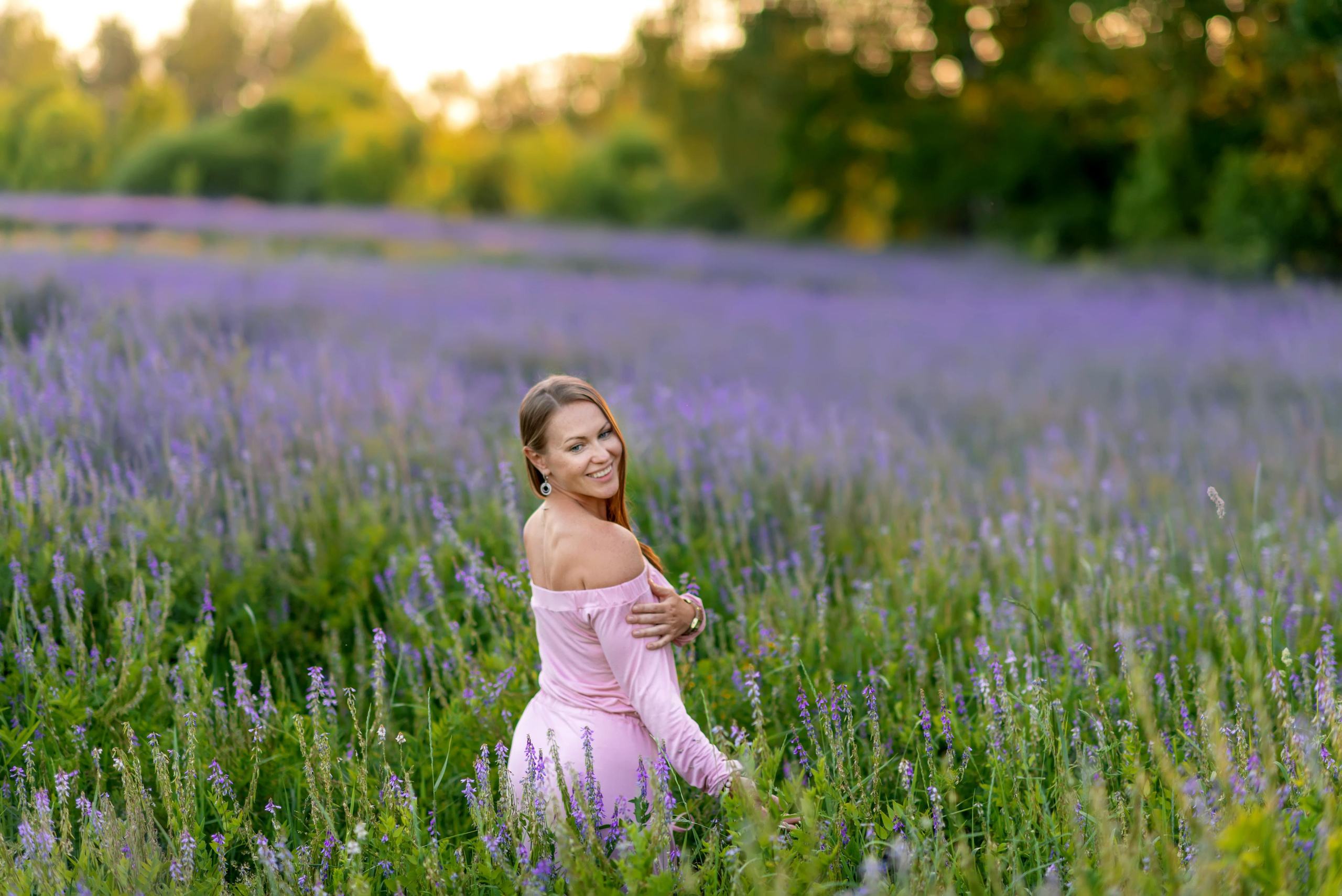 поле девушка дети девочка сиреневый поле козлятник галега бег смех весна зима лето осень зеленый зелень трава тропинка дорога 