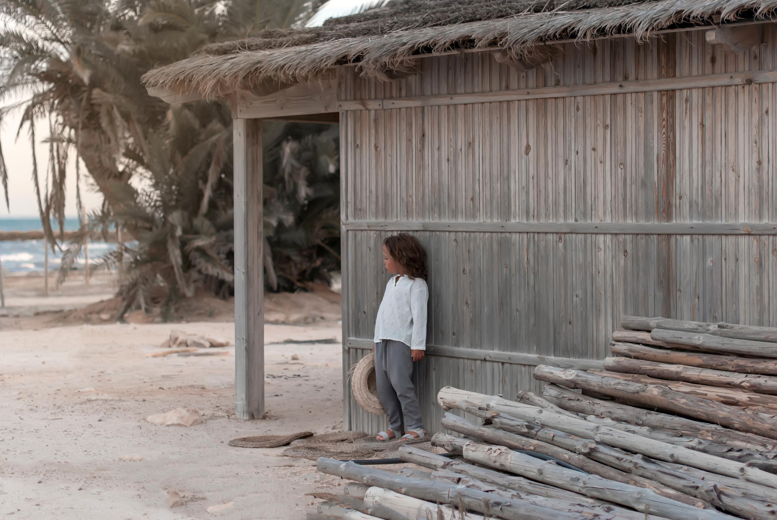 море африка тунис джерба турист туризм хижина пальма заброшенный отель берег побережье шляпа сад садовник