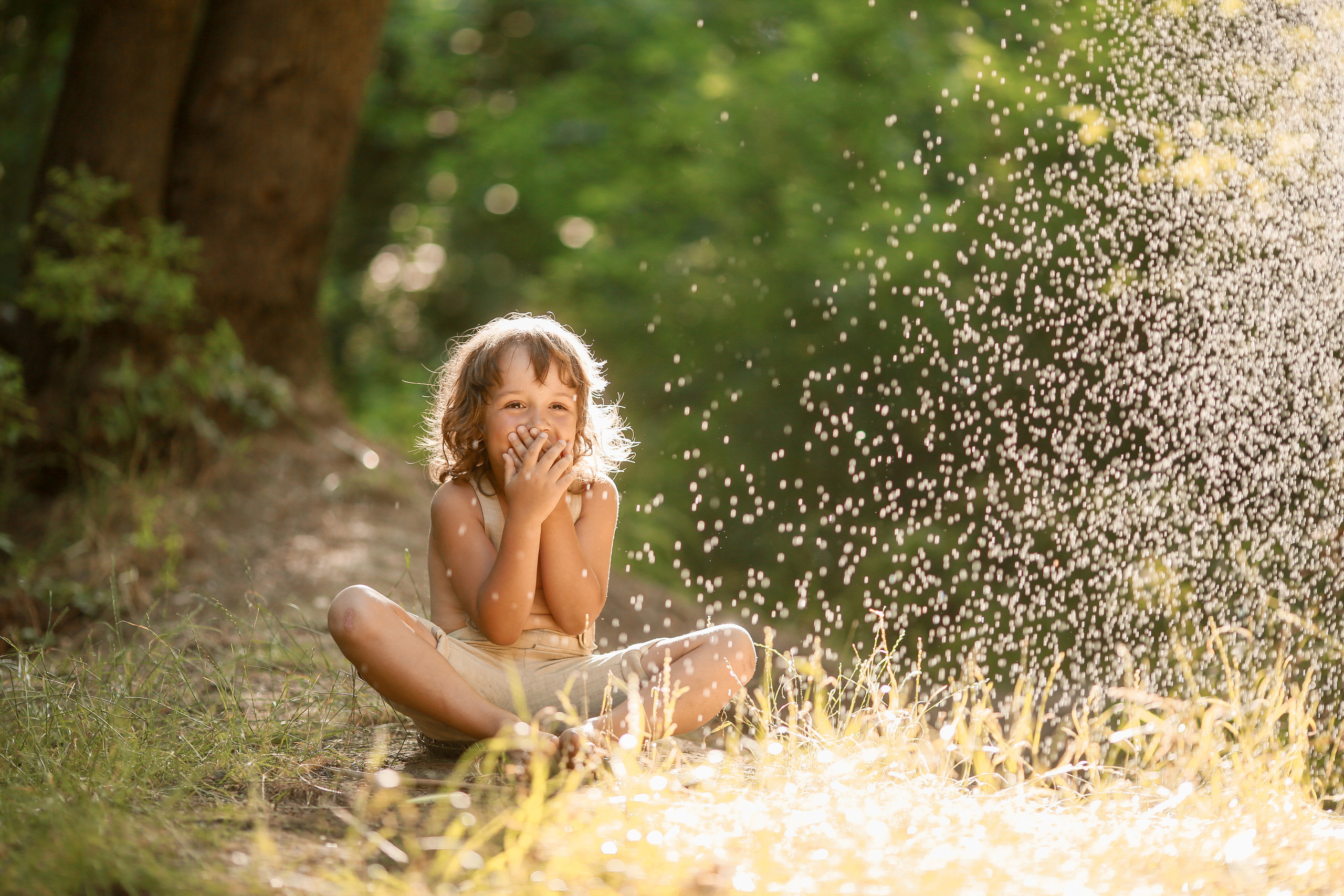 мальчик река вода лето осень зима весна рыбак рыба шляпа шорты штаны зелень прибой берег отмель коса брызги конь встреча