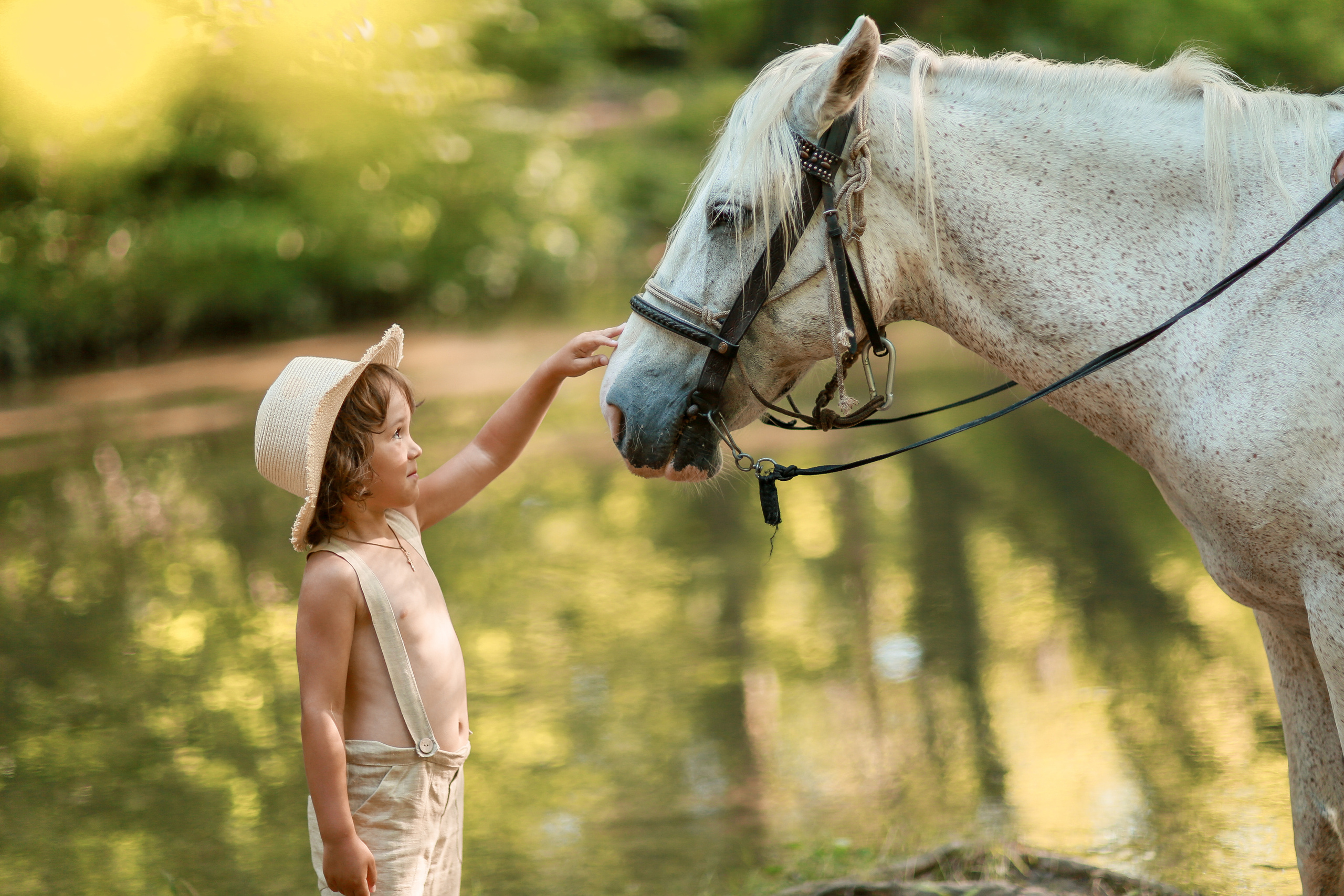 мальчик река вода лето осень зима весна рыбак рыба шляпа шорты штаны зелень прибой берег отмель коса брызги конь встреча