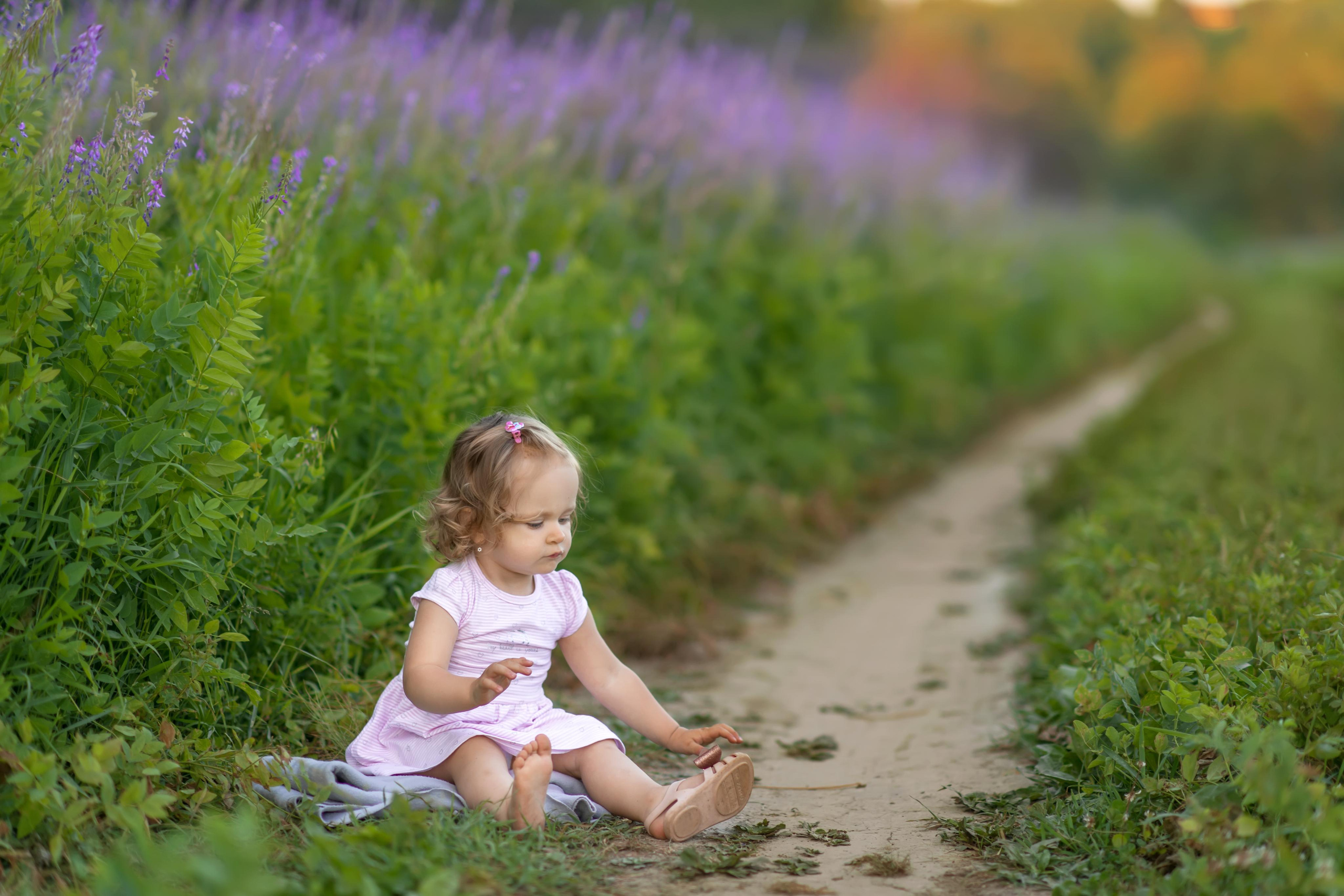 поле девушка дети девочка сиреневый поле козлятник галега бег смех весна зима лето осень зеленый зелень трава тропинка дорога 