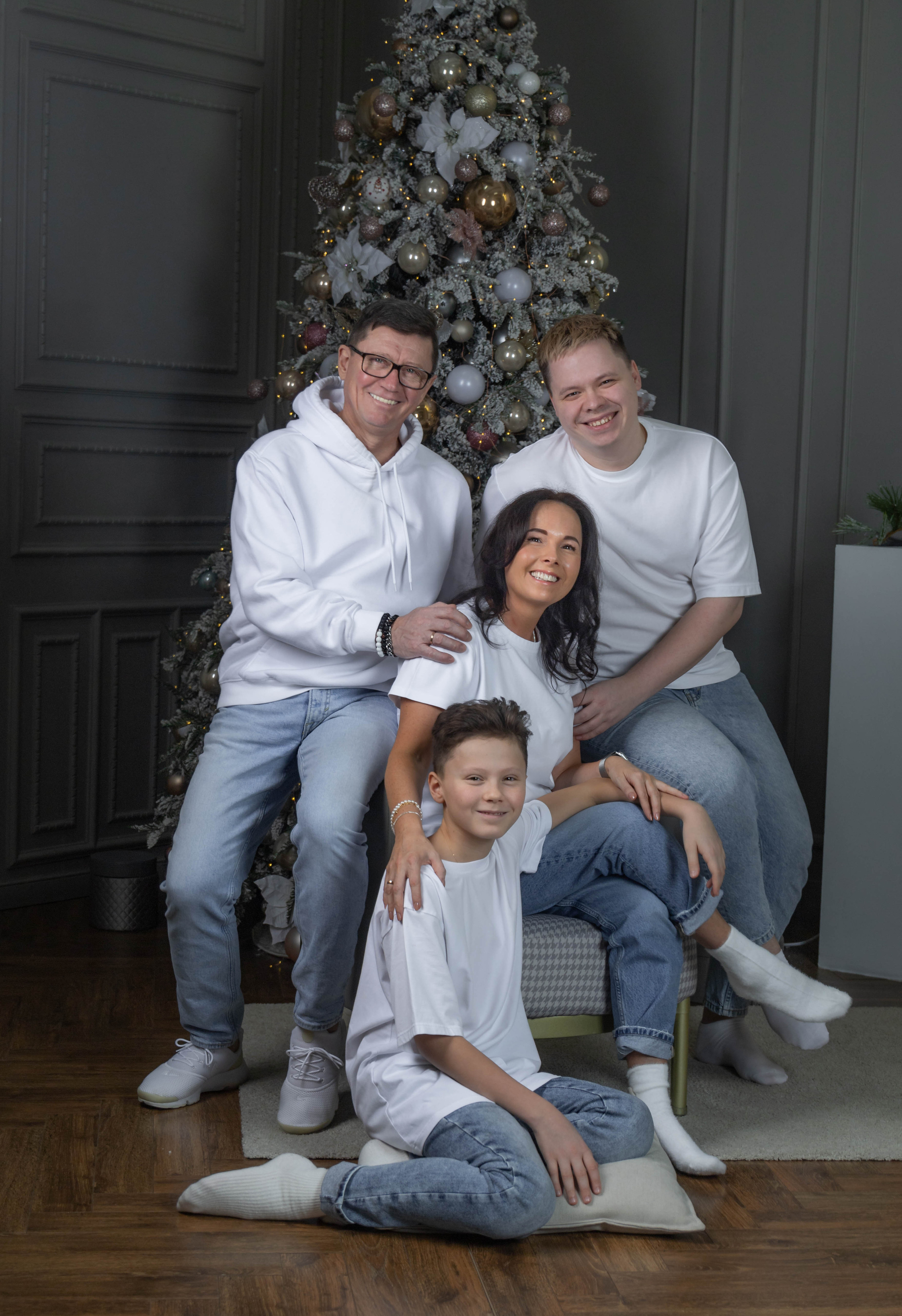 Семья около елки