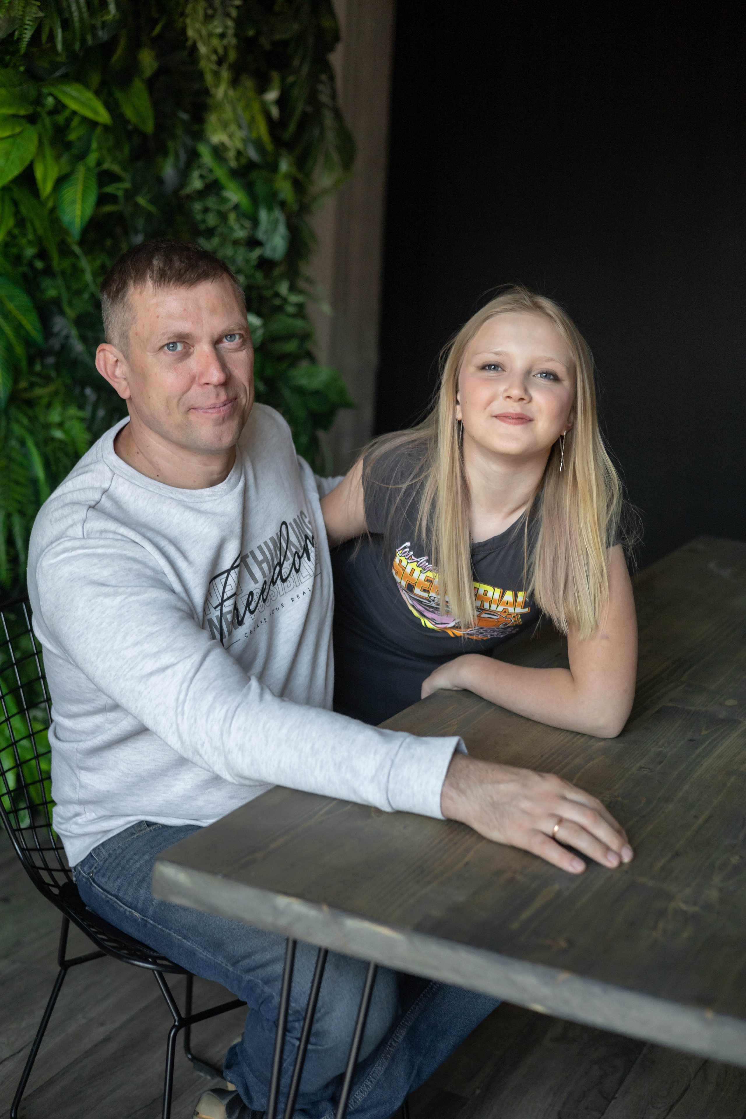 Папа с дочкой сидит за столом