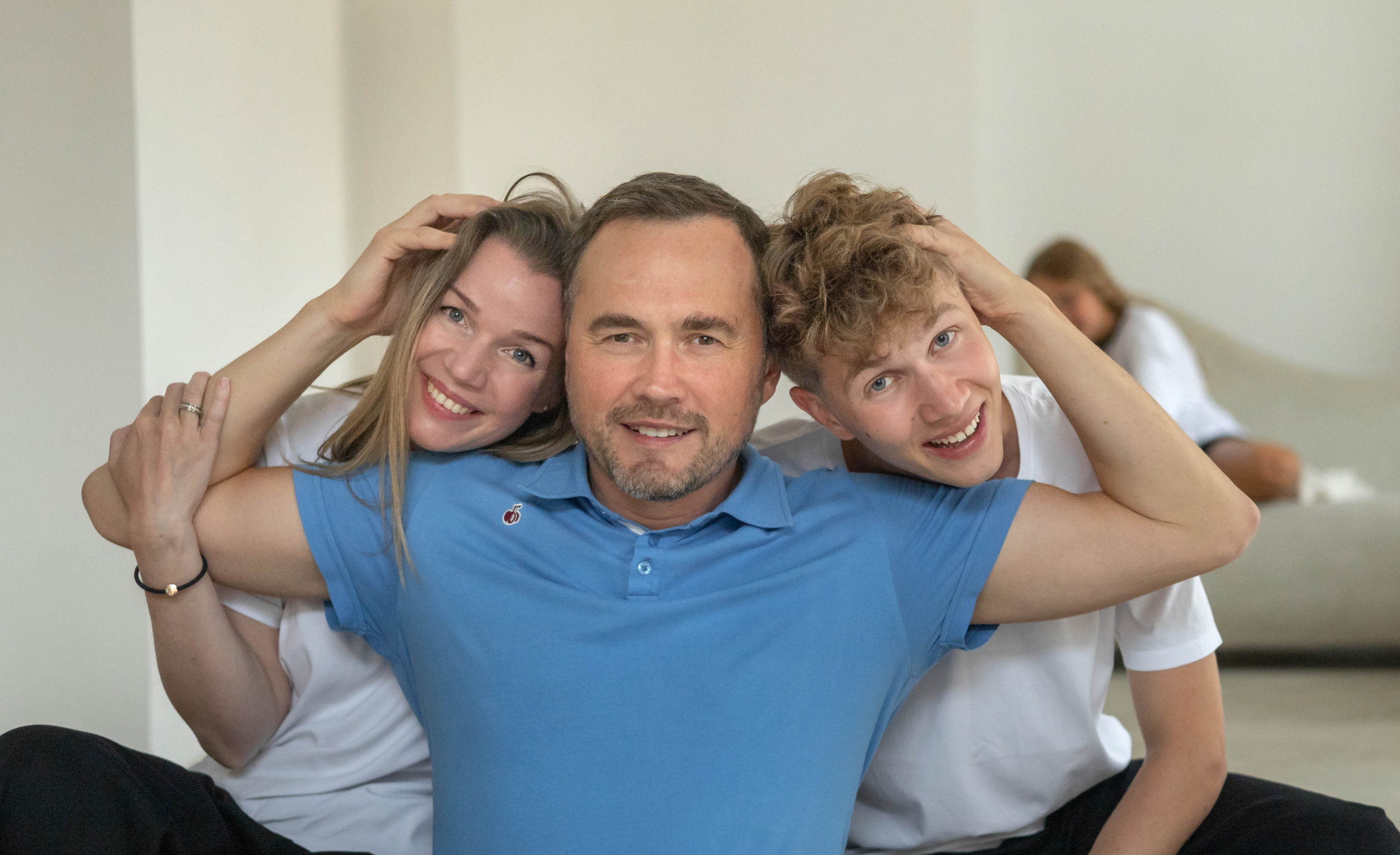 Отец треплет жену и сына по голове