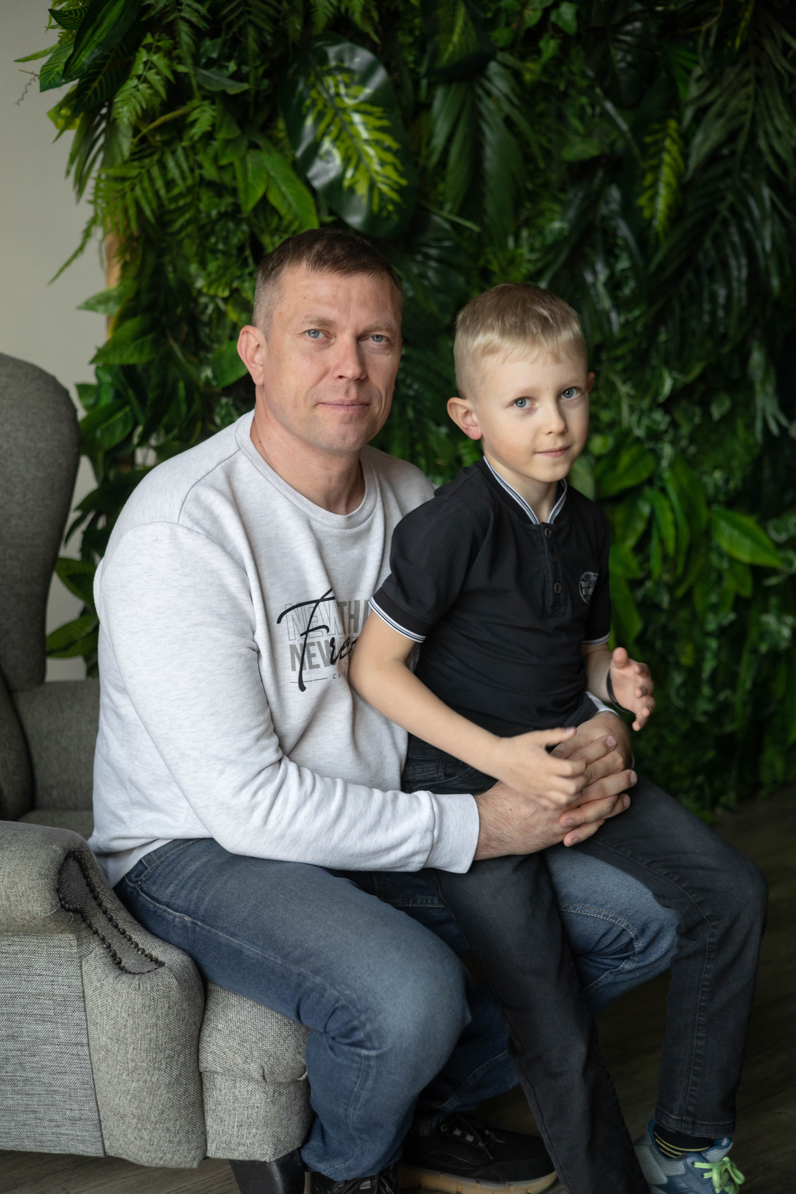 Папа с сыном сидят в кресле